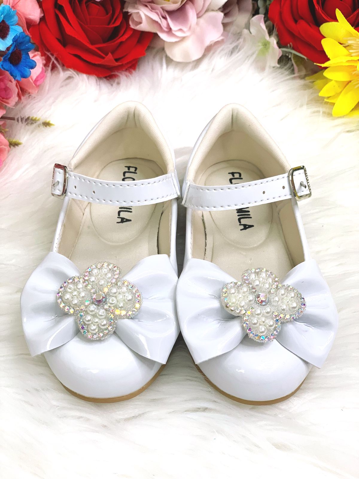Sapatinho Branco Verniz C/ Lacinho e Flor Strass e Pérolas