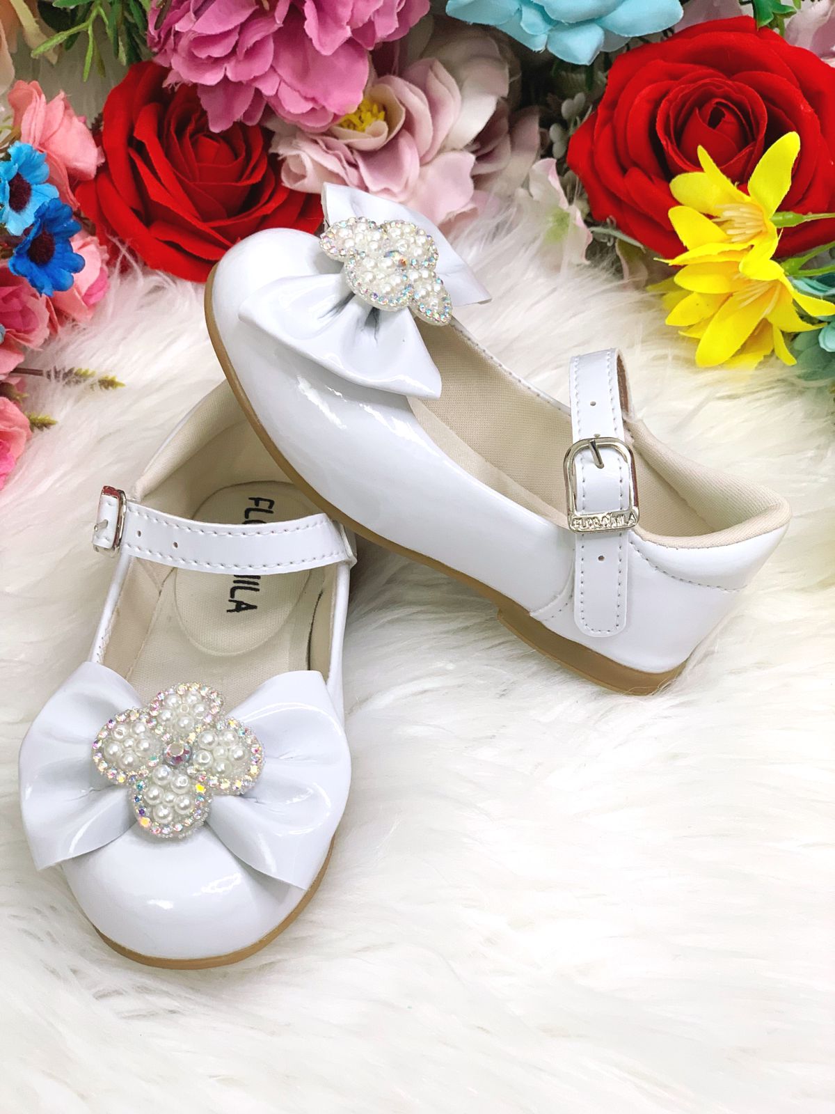 Sapatinho Branco Verniz C/ Lacinho e Flor Strass e Pérolas