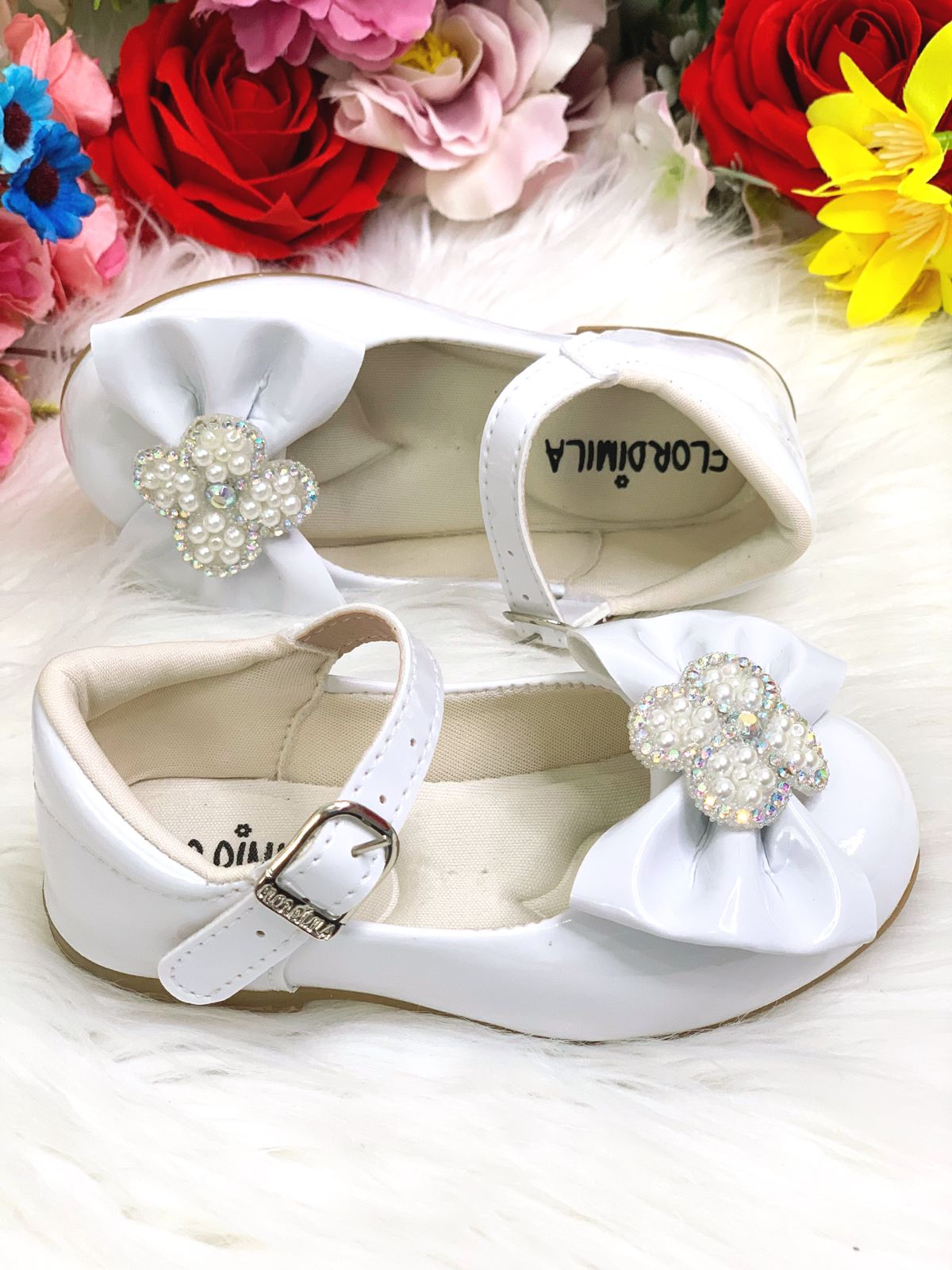 Sapatinho Branco Verniz C/ Lacinho e Flor Strass e Pérolas