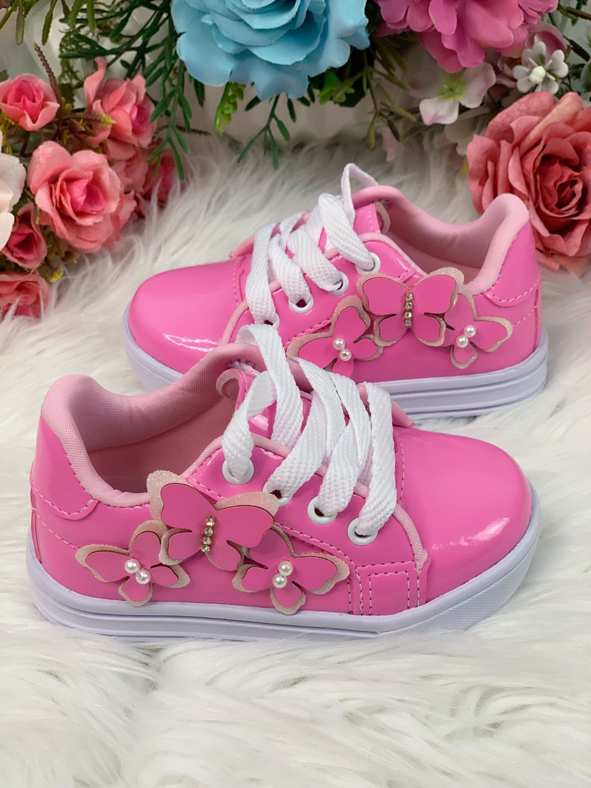 Tênis de Cadarço Rosa Chiclete C/ Aplique Borboletas Meninas