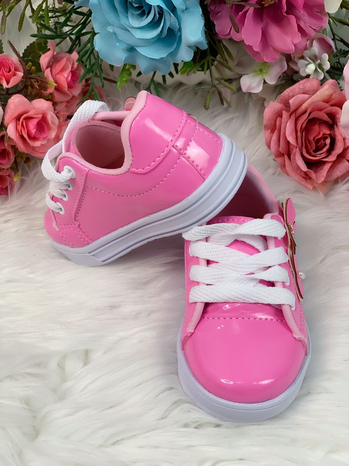 Tênis de Cadarço Rosa Chiclete C/ Aplique Borboletas Meninas