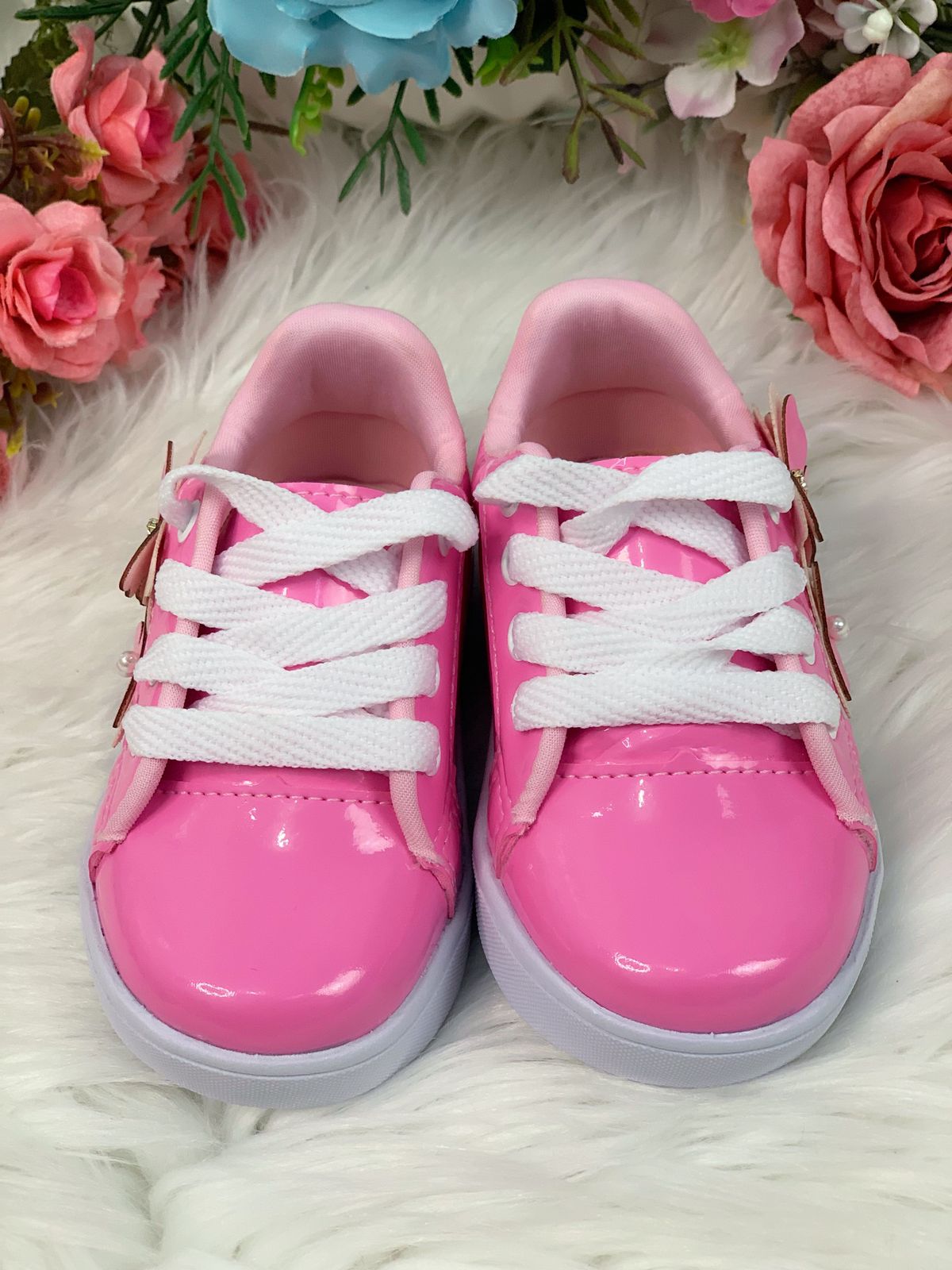 Tênis de Cadarço Rosa Chiclete C/ Aplique Borboletas Meninas