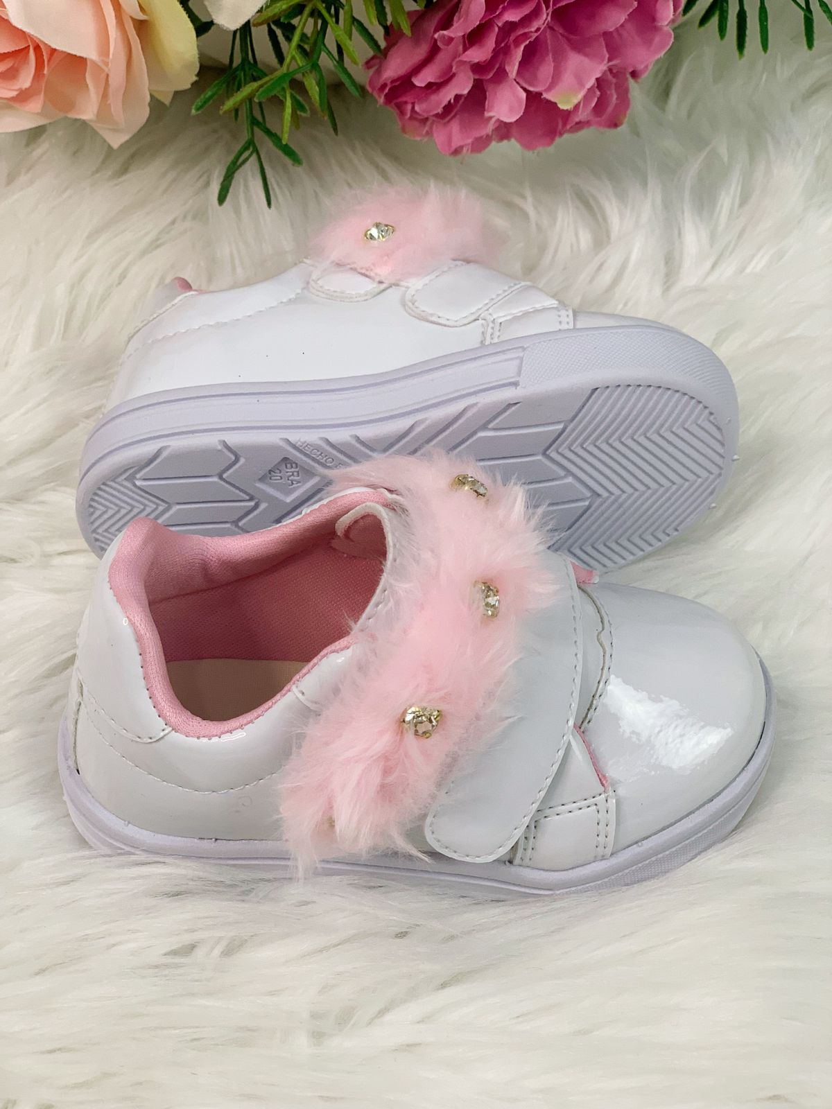 Tênis Branco Verniz Com Pelúcia e Strass Meninas