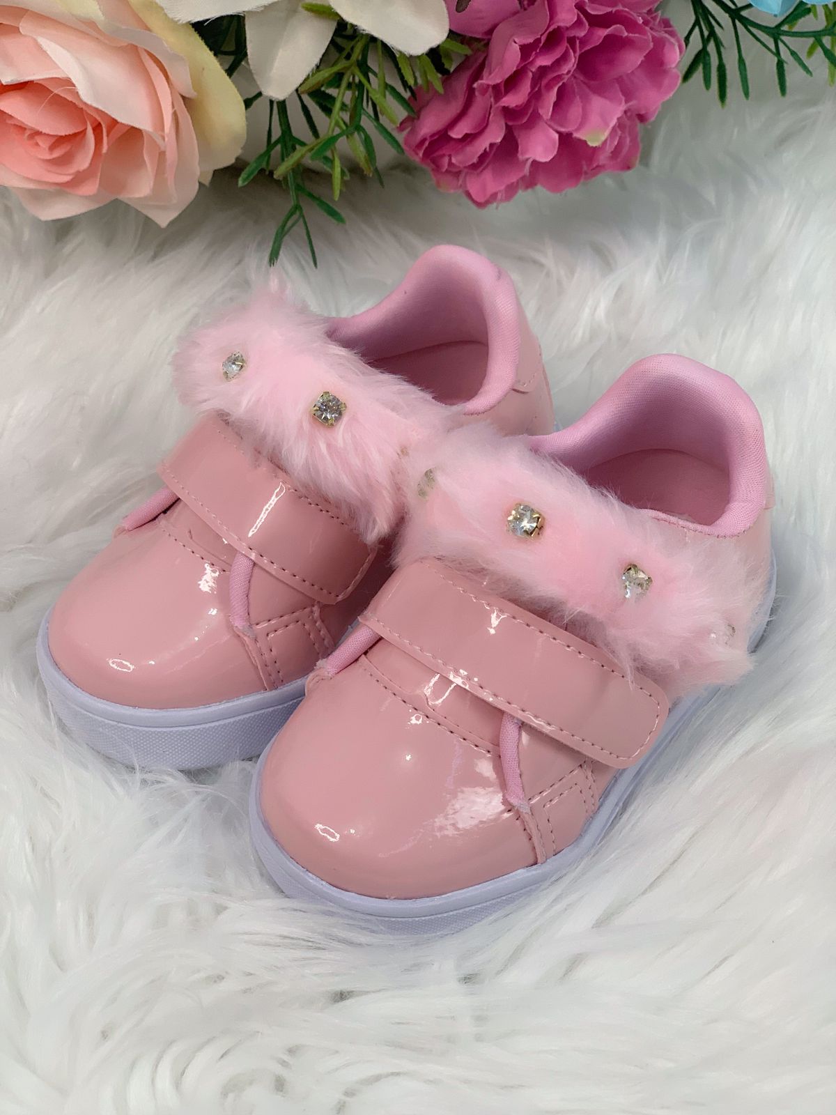 Tênis Rosa Verniz Com Pelúcia e Strass Meninas