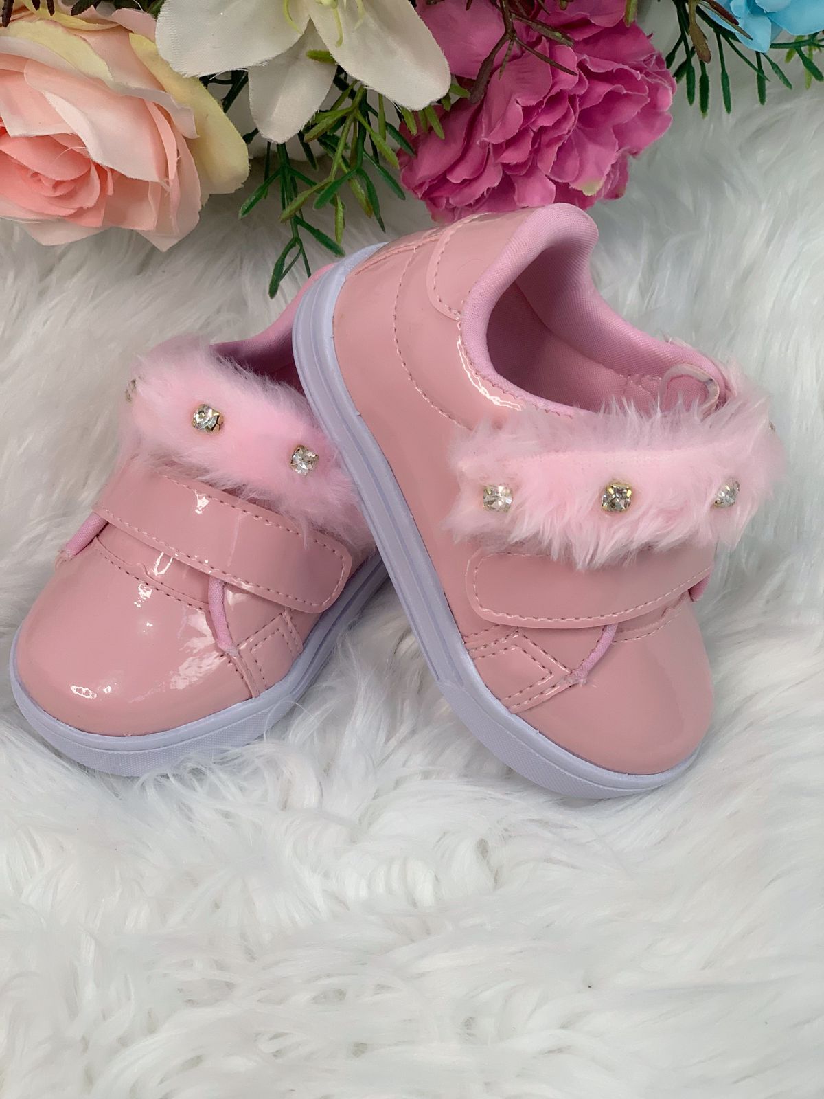 Tênis Rosa Verniz Com Pelúcia e Strass Meninas