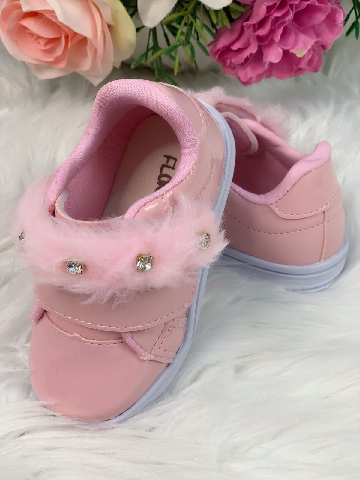 Tênis Rosa Verniz Com Pelúcia e Strass Meninas