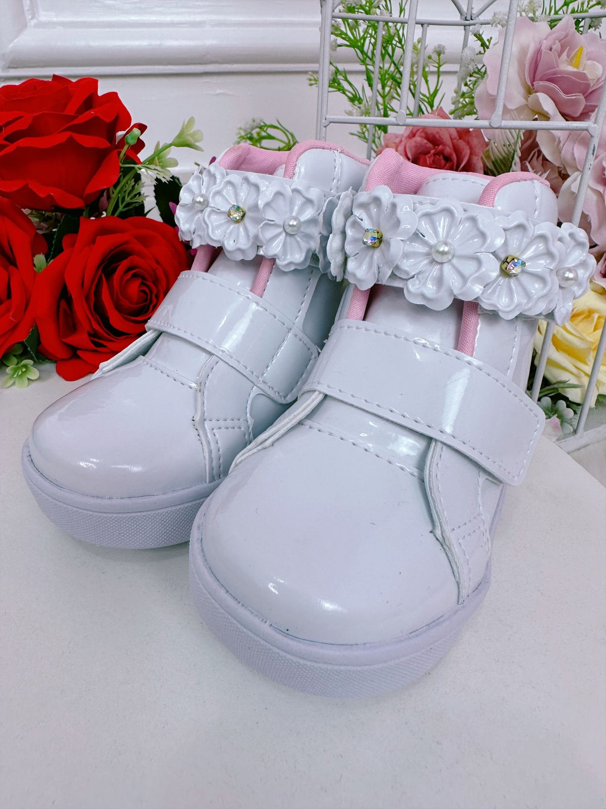 Coturno Infantil Branco Verniz C/ Velcro e Aplique Florzinhas