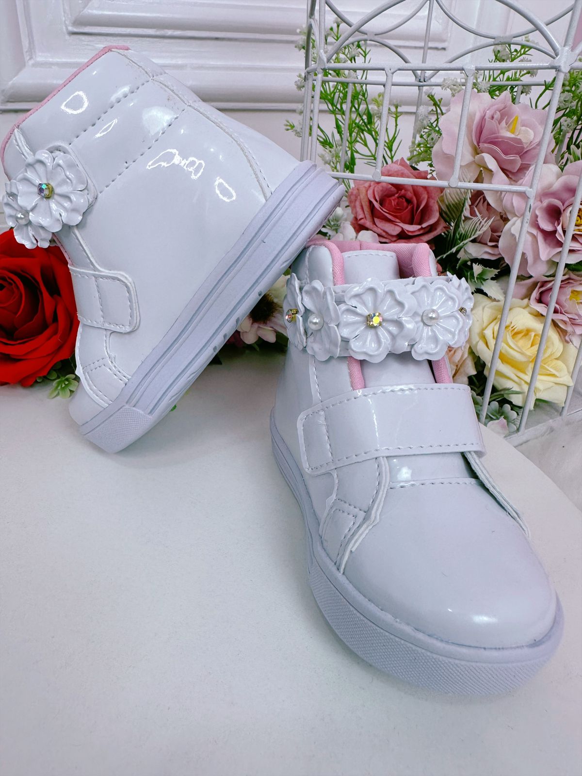 Coturno Infantil Branco Verniz C/ Velcro e Aplique Florzinhas