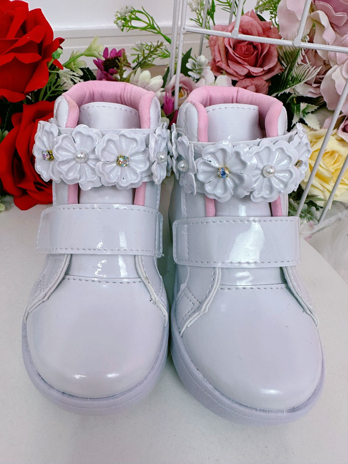 Coturno Infantil Branco Verniz C/ Velcro e Aplique Florzinhas