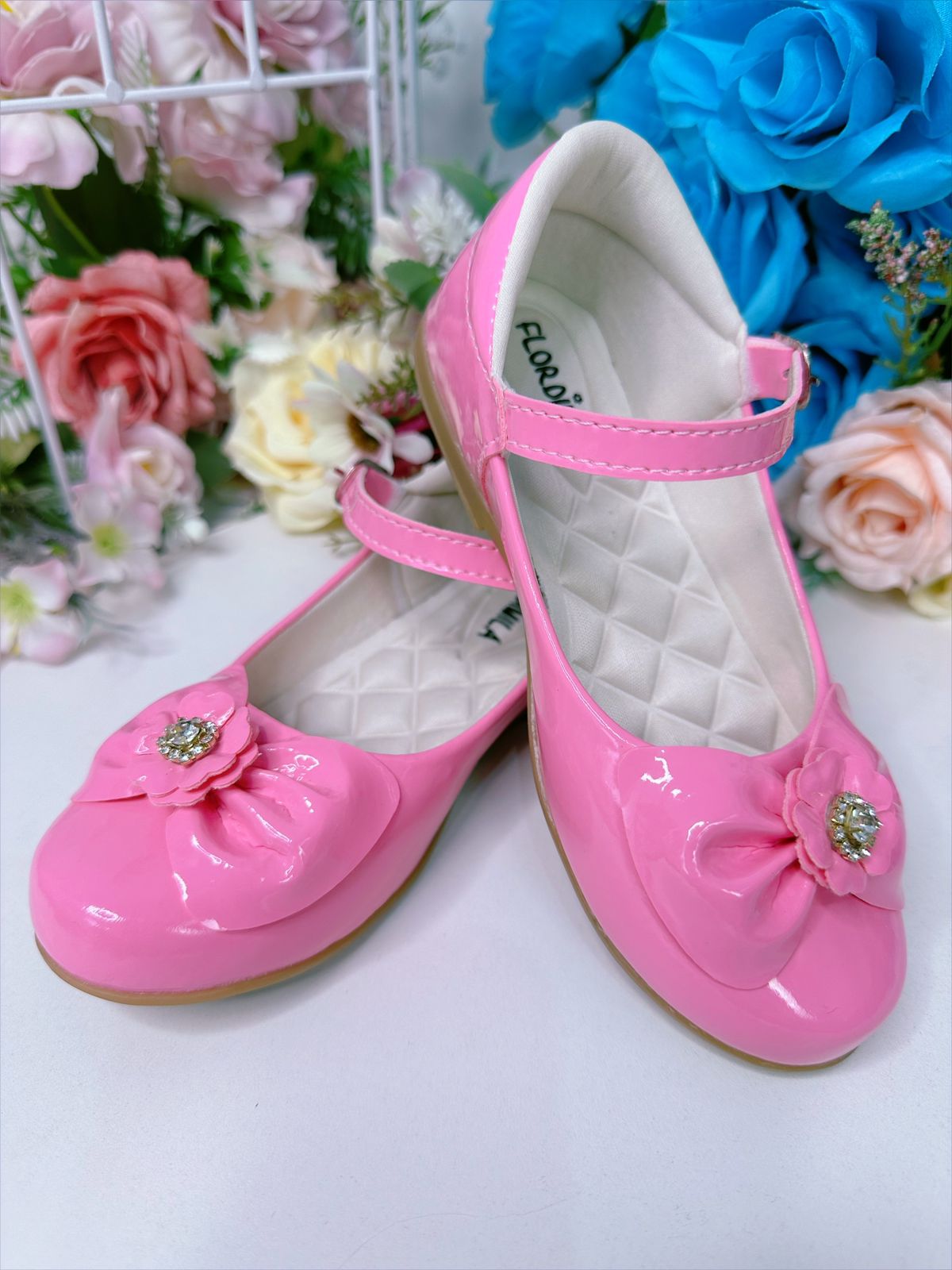 Sapatinho Rosa Chiclete Verniz Com Lacinho e Flor Strass