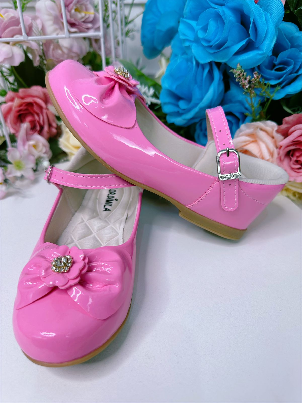 Sapatinho Rosa Chiclete Verniz Com Lacinho e Flor Strass