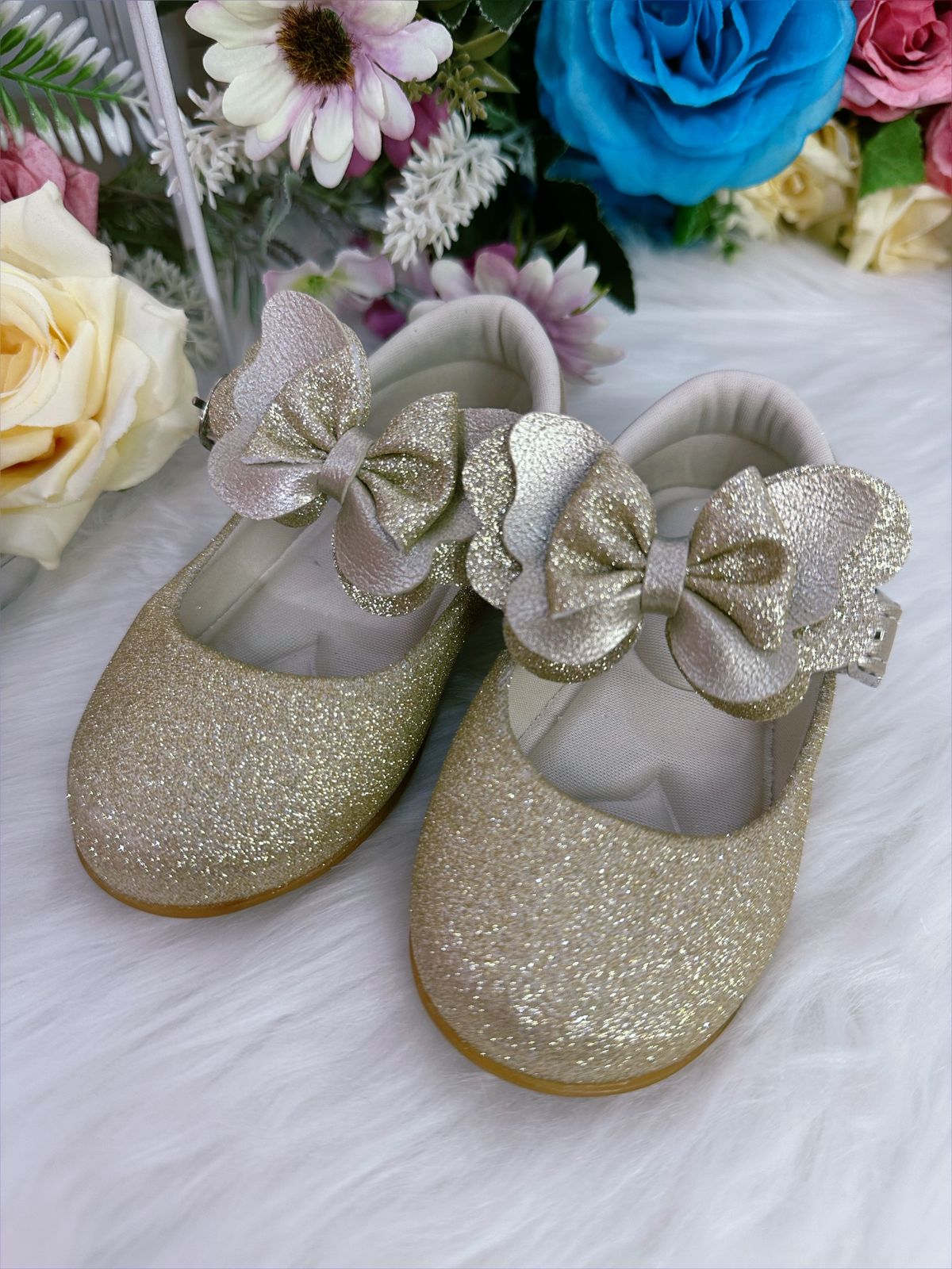 Sapatinho Bebê Ouro Com Glitter e Aplique de Lacinho