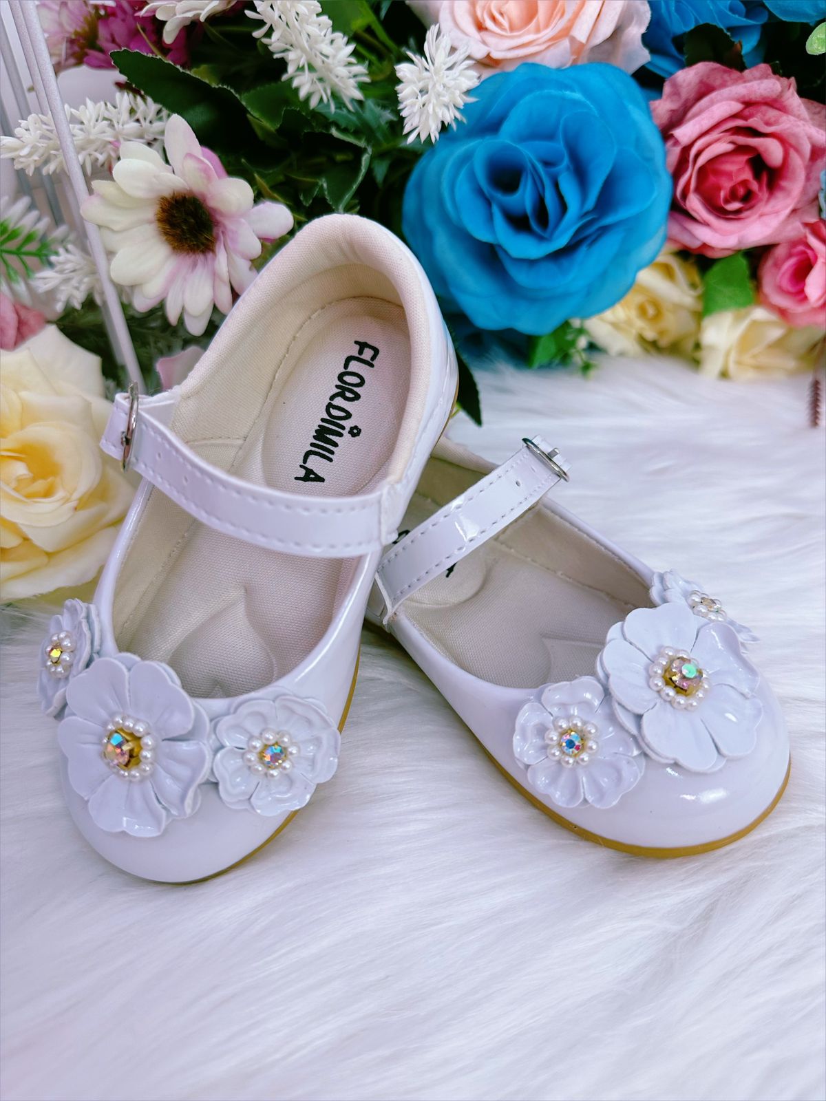 Sapatinho Branco Verniz Com Florzinhas Pérolas e Strass