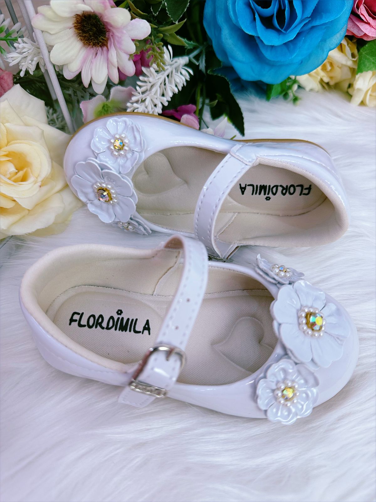 Sapatinho Branco Verniz Com Florzinhas Pérolas e Strass