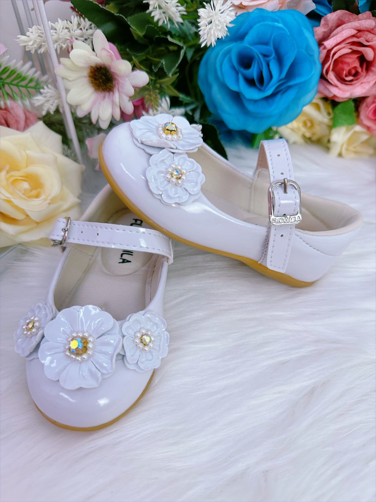 Sapatinho Branco Verniz Com Florzinhas Pérolas e Strass