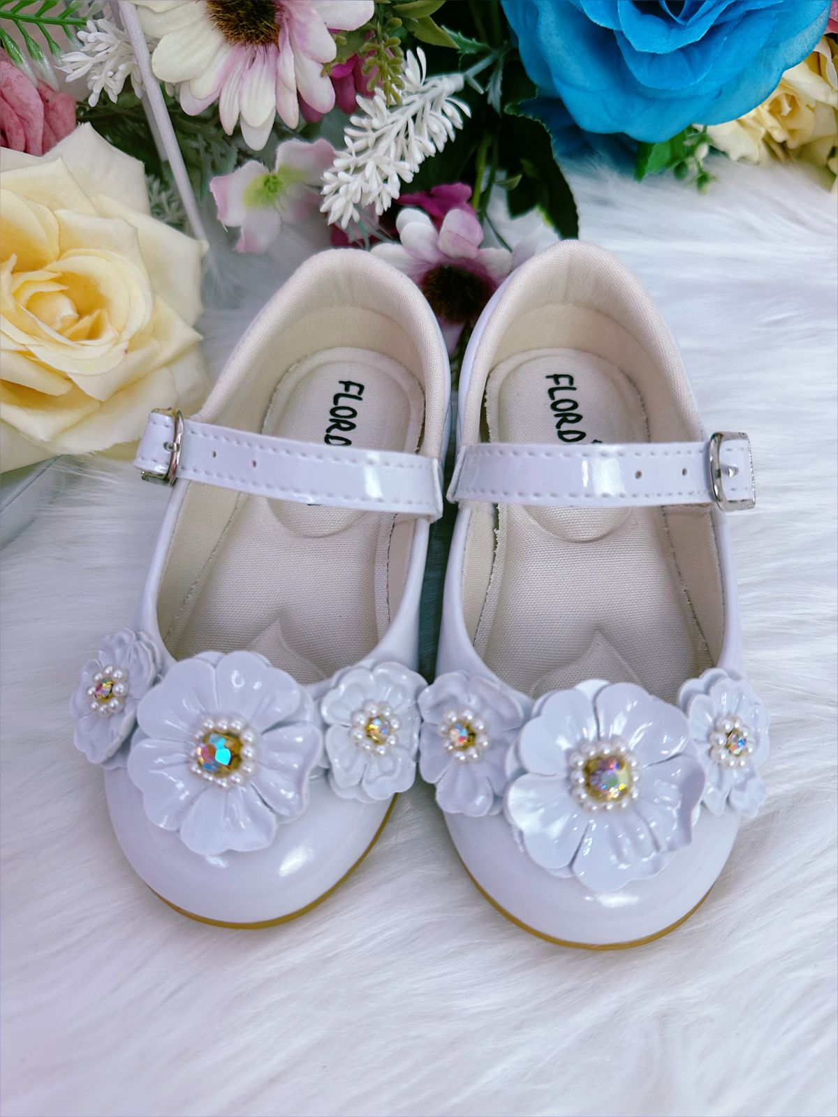 Sapatinho Branco Verniz Com Florzinhas Pérolas e Strass