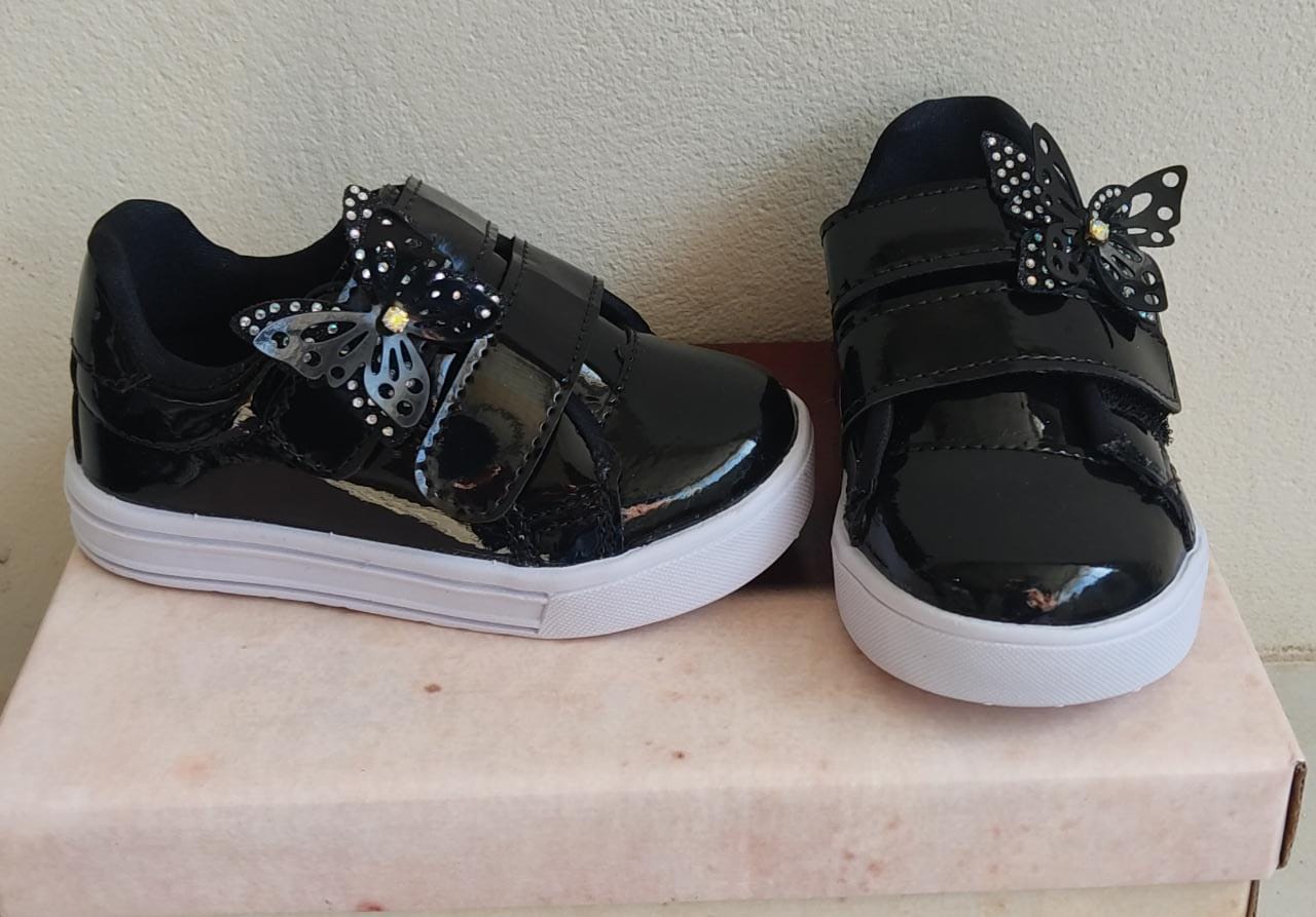Tênis Preto Verniz Aplique de Borboleta C/ Velcro Meninas