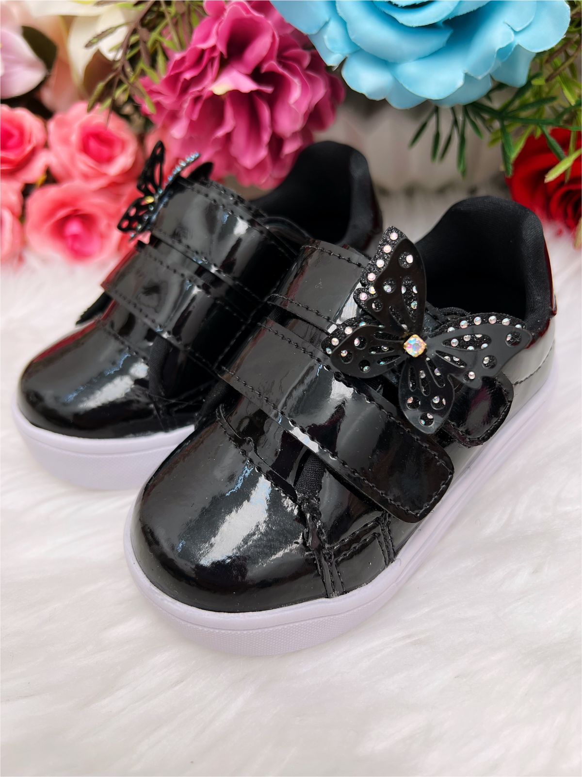 Tênis Preto Verniz Aplique de Borboleta C/ Velcro Meninas