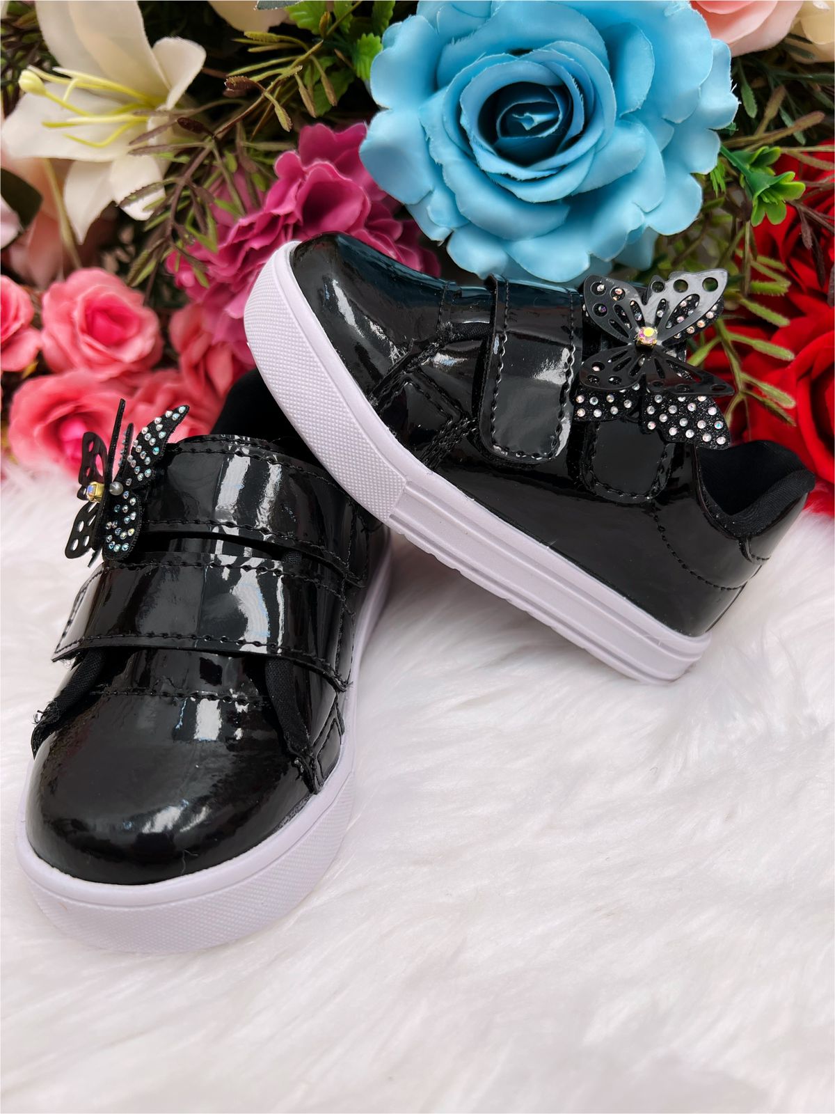 Tênis Preto Verniz Aplique de Borboleta C/ Velcro Meninas