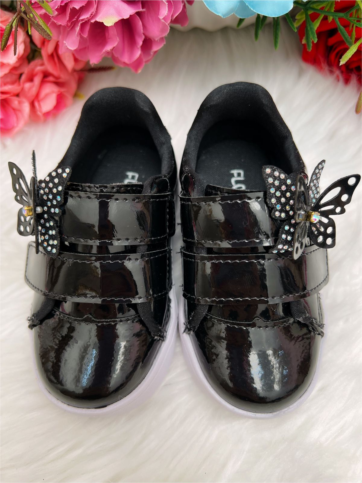 Tênis Preto Verniz Aplique de Borboleta C/ Velcro Meninas