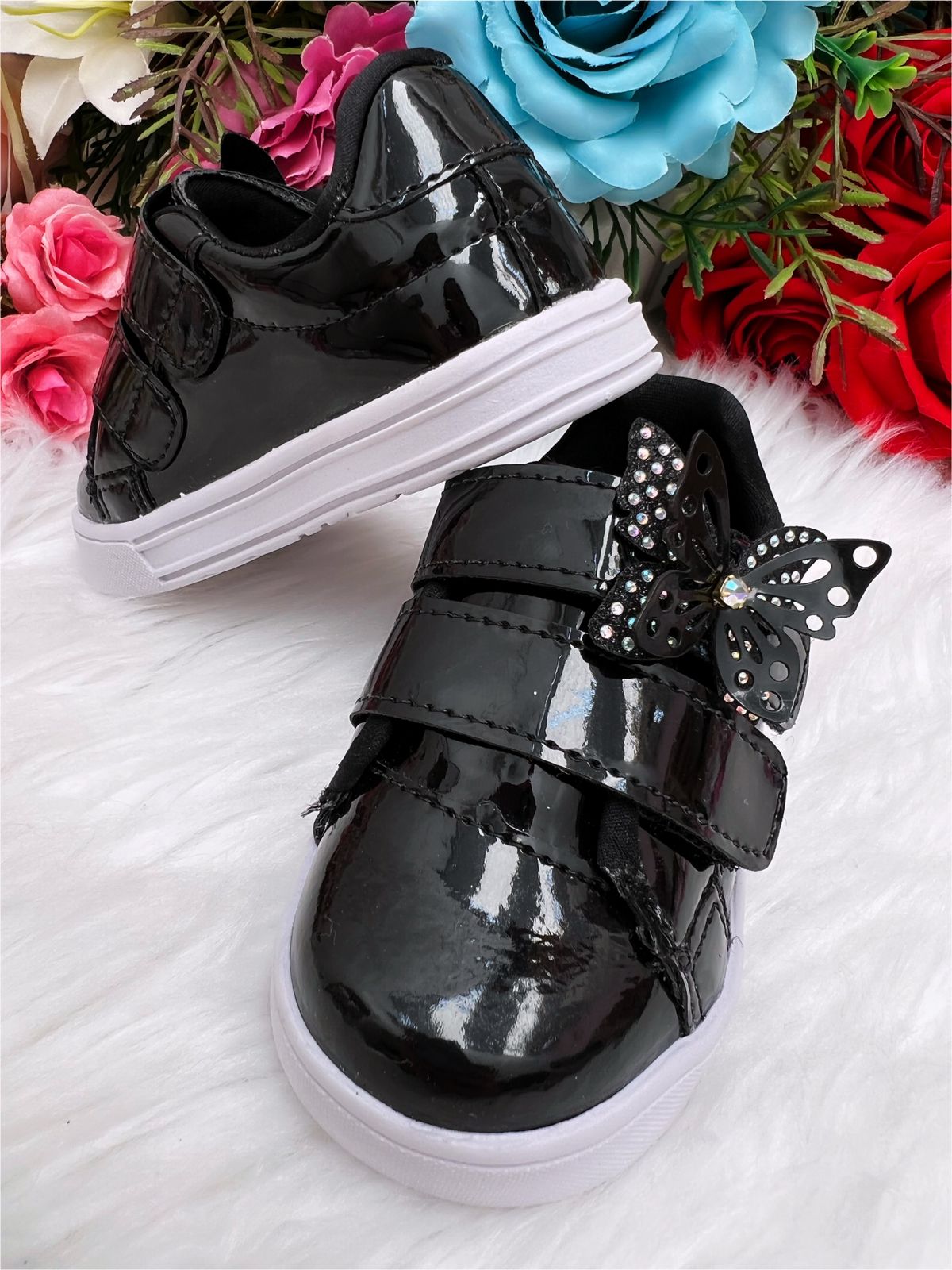 Tênis Preto Verniz Aplique de Borboleta C/ Velcro Meninas