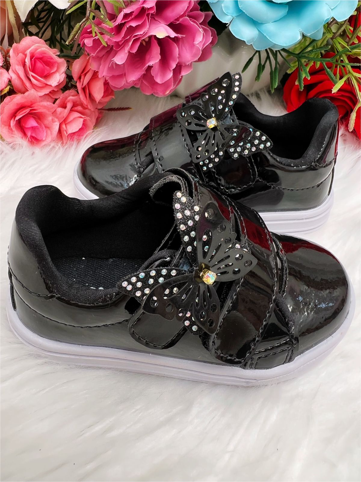 Tênis Preto Verniz Aplique de Borboleta C/ Velcro Meninas