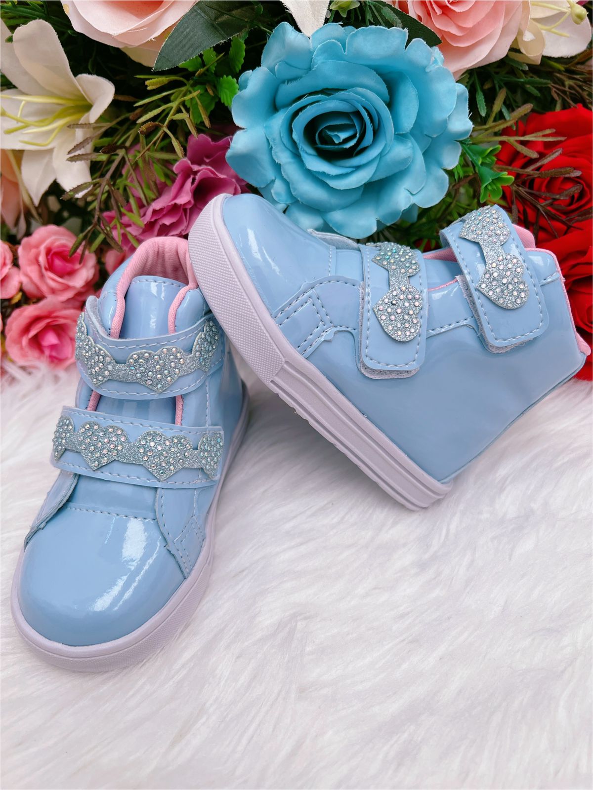 Coturno Infantil Azul Bebê Coração Verniz Brilho Com Velcro