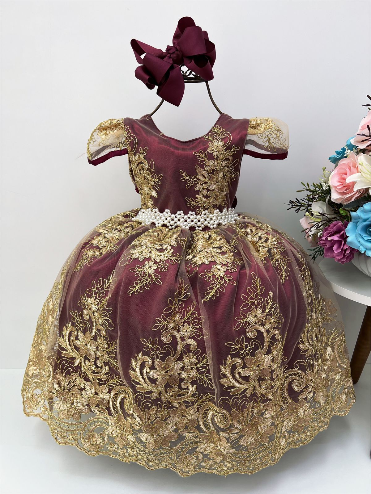 Vestido Infantil Marsala com Renda Dourada e Cinto de Pérolas