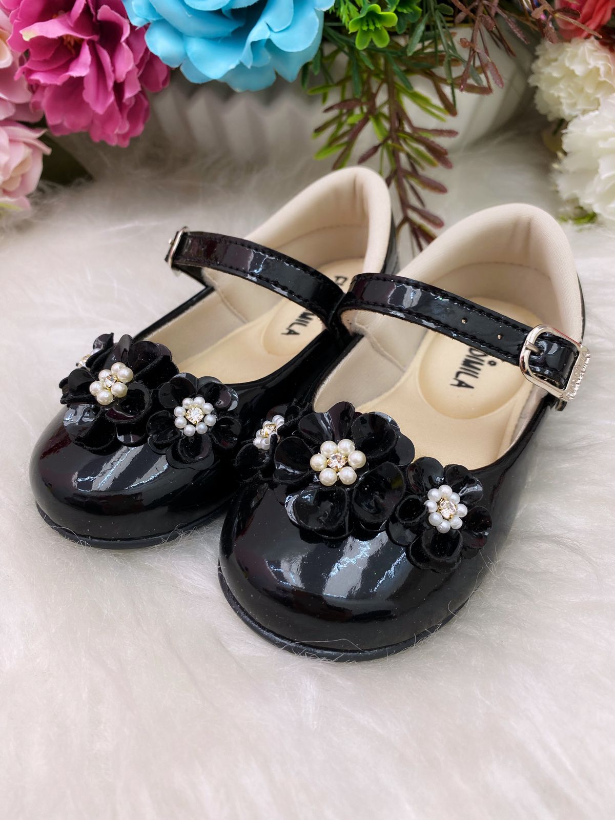 SAPATINHO PRETO VERNIZ FLOR PÉROLAS E STRASS