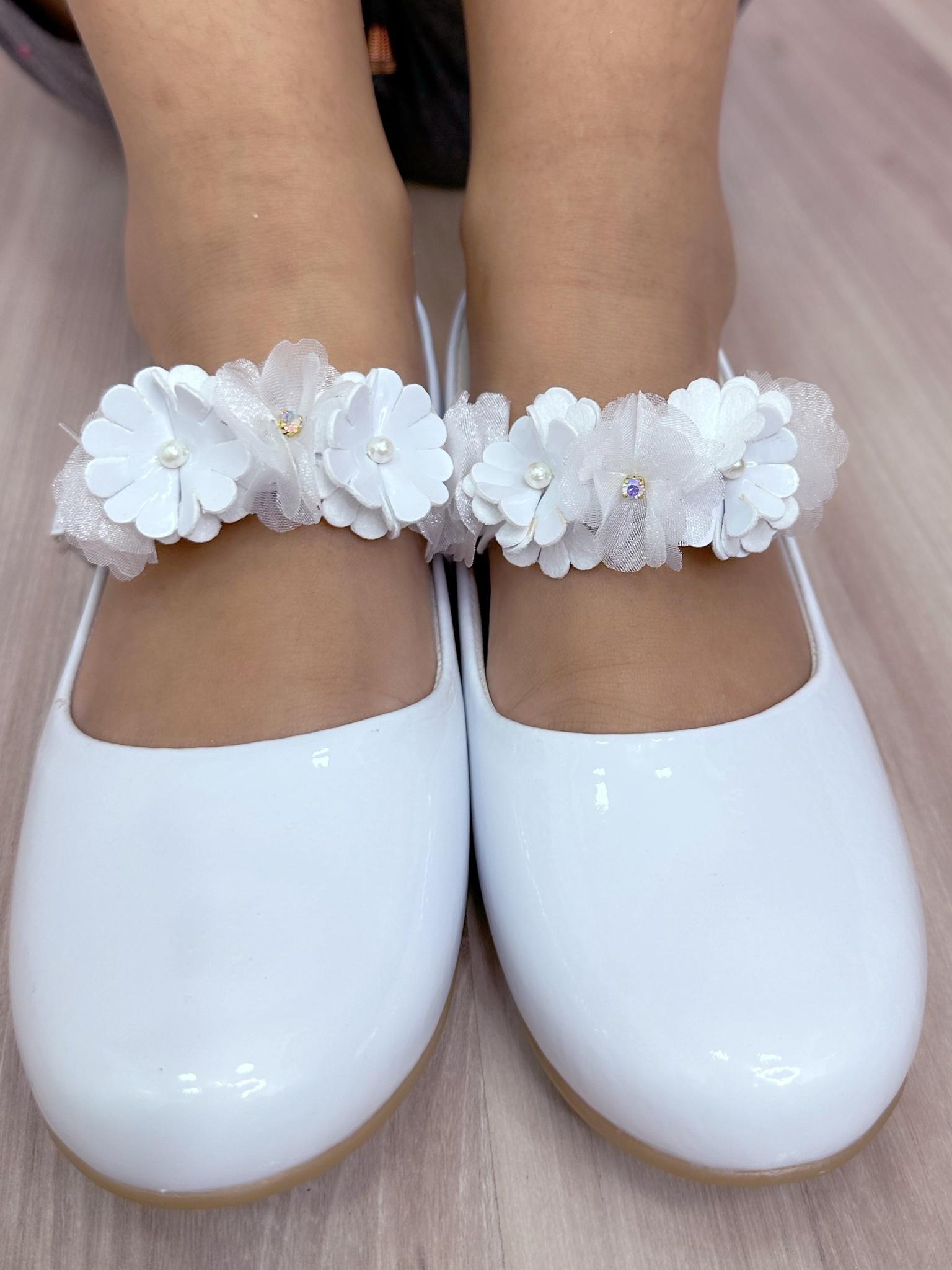Sapatinho Branco Verniz Com Aplique de Flores Luxo