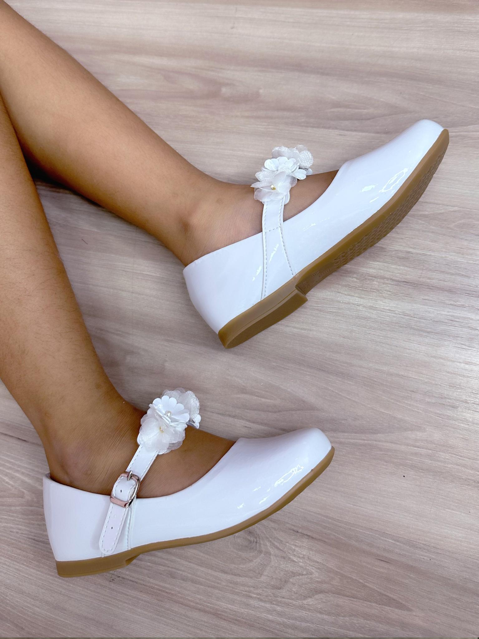 Sapatinho Branco Verniz Com Aplique de Flores Luxo