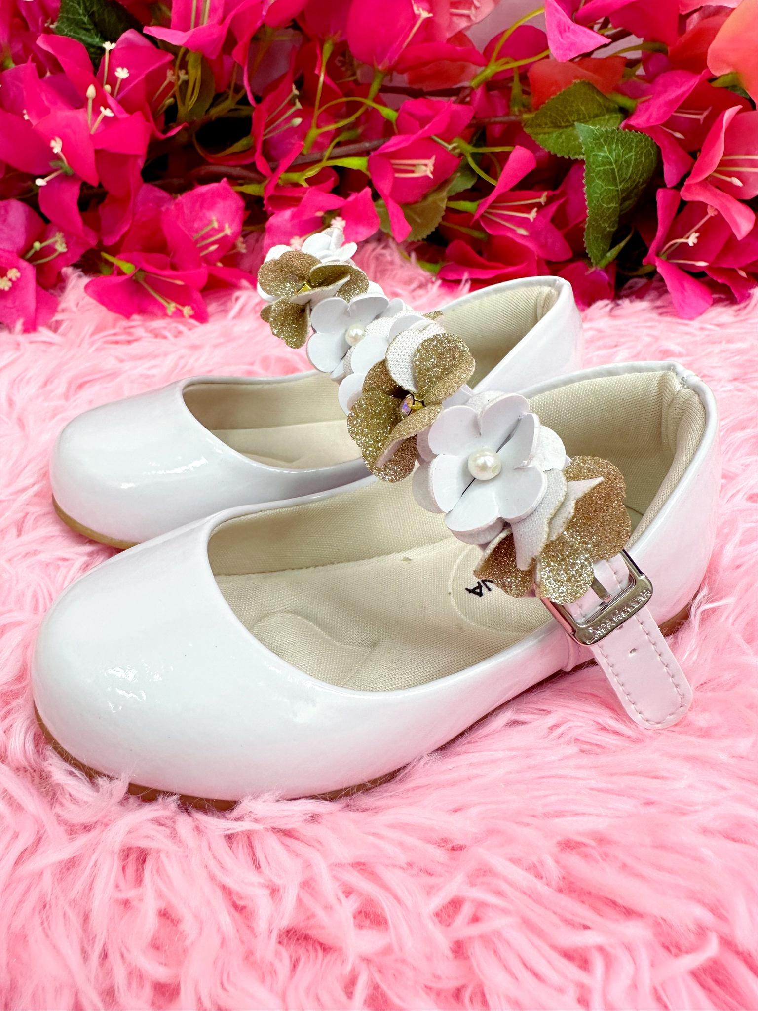 Sapatinho Branco Verniz Com Aplique de Flores Douradas Luxo