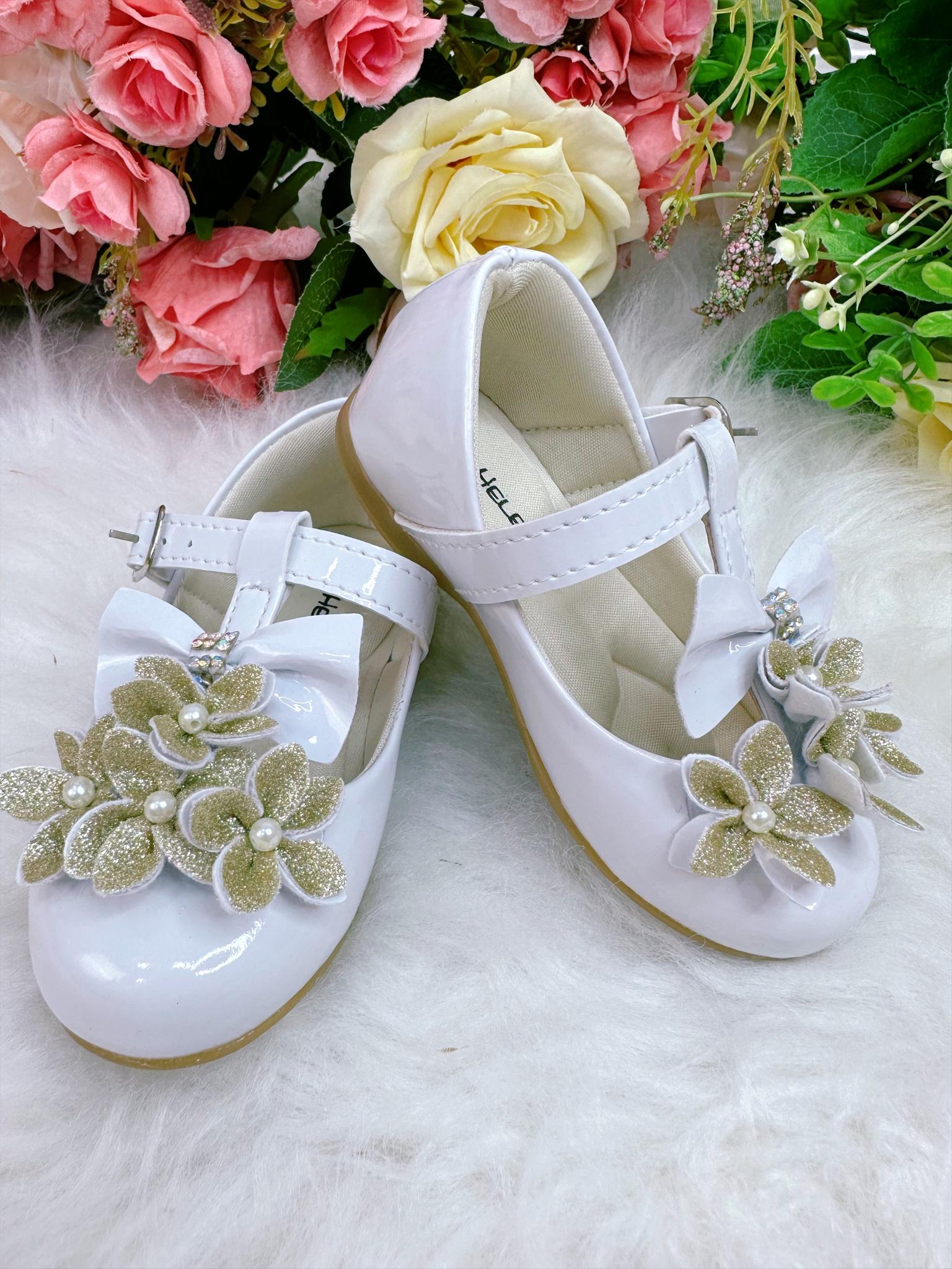 Sapatinho Branco Verniz C/ Aplique Flores Dourado e Lacinho
