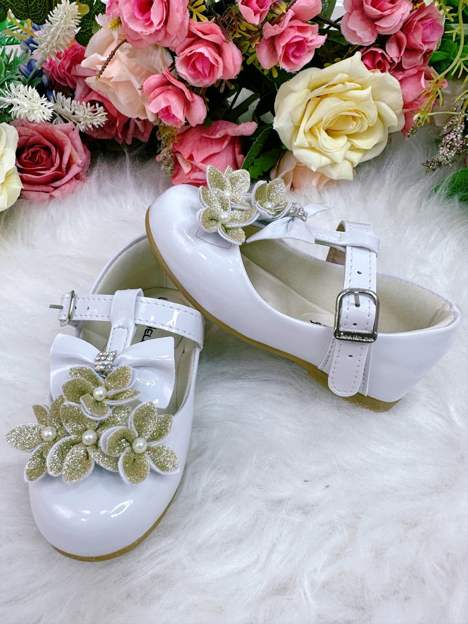 Sapatinho Branco Verniz C/ Aplique Flores Dourado e Lacinho