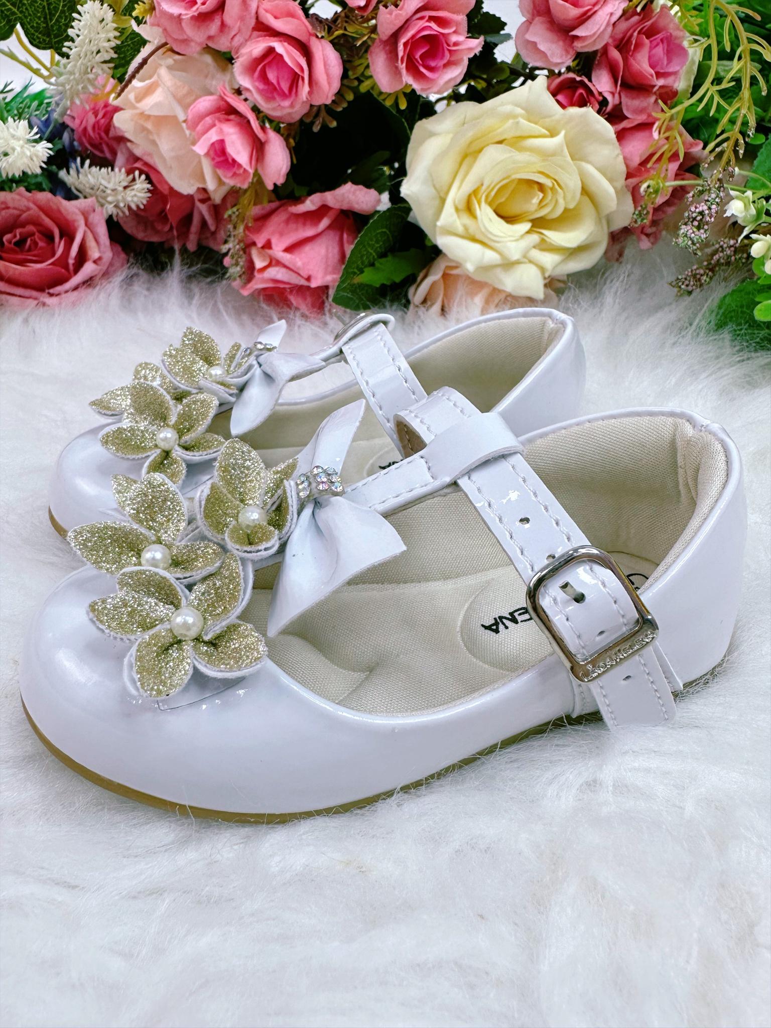 Sapatinho Branco Verniz C/ Aplique Flores Dourado e Lacinho