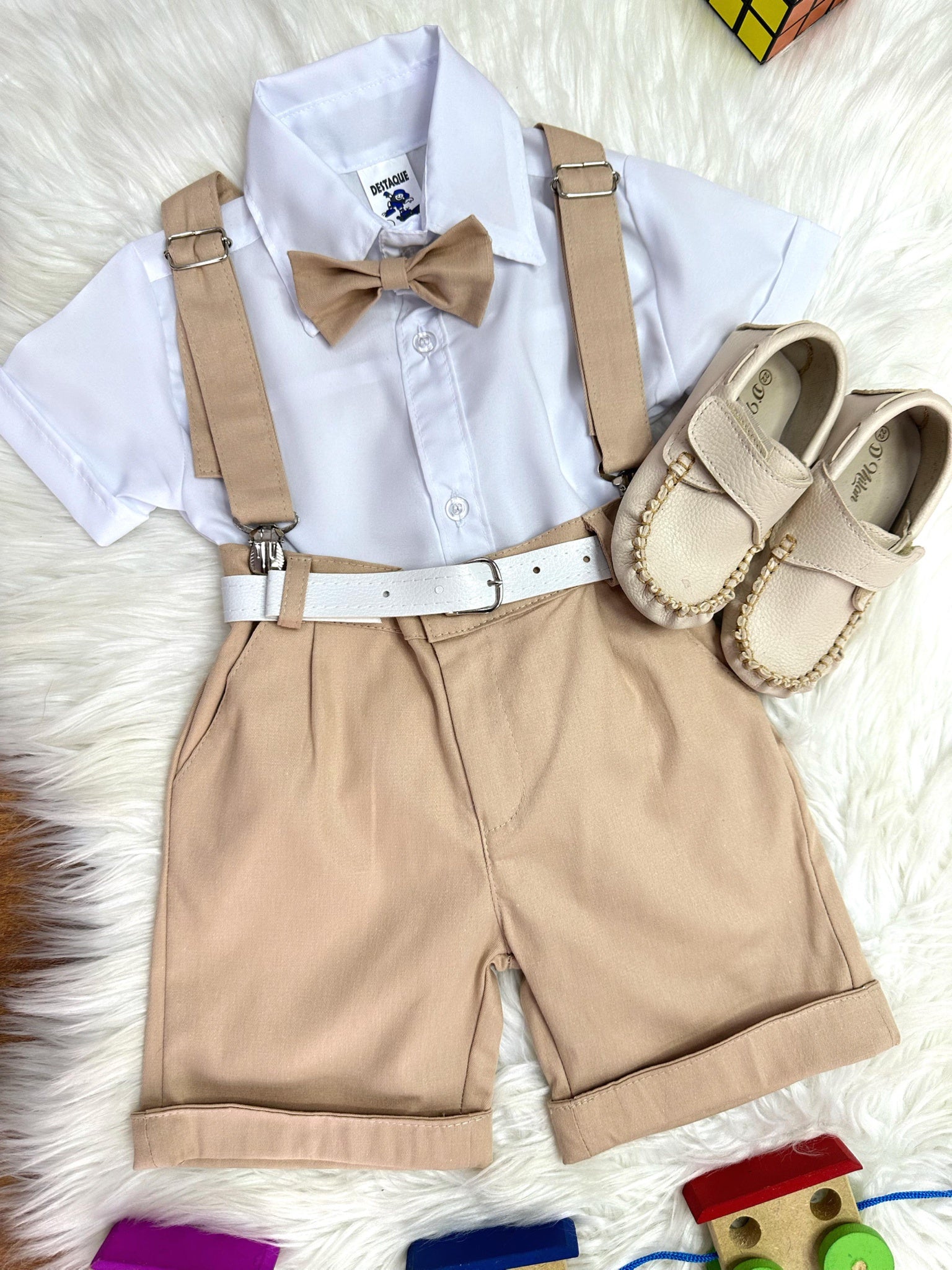 Conjunto Social Camisa Branca e Short Susp. Gravata Caqui