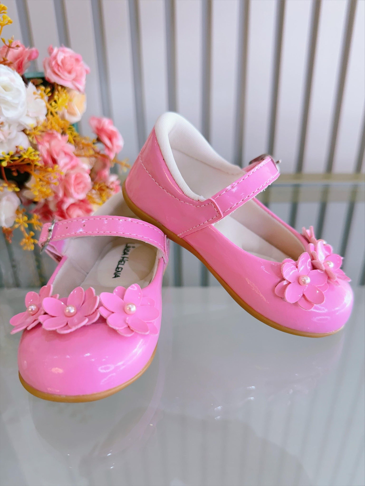 Sapatinho Rosa Chiclete Veniz C/ Aplique de Florzinhas Batizado