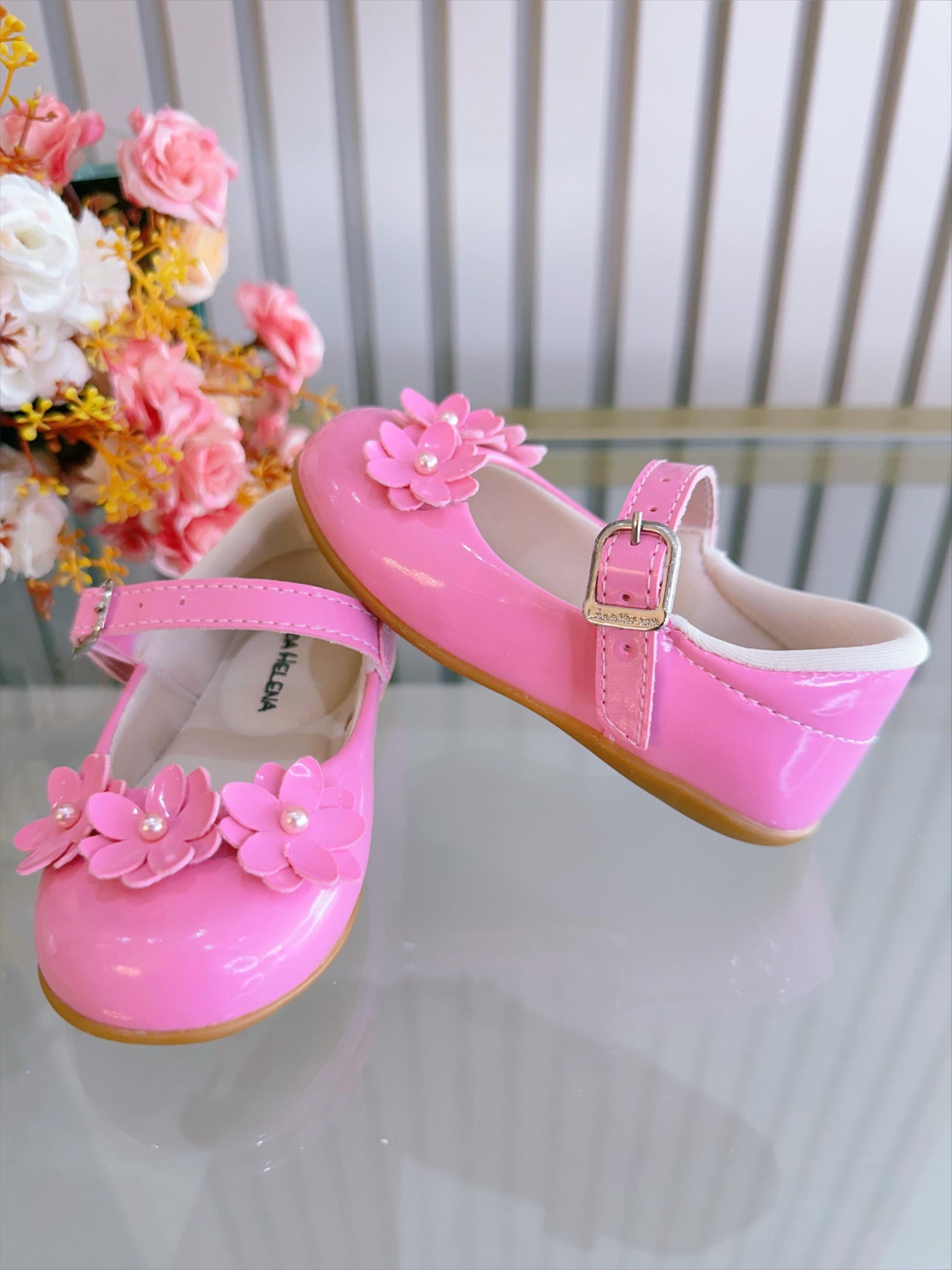 Sapatinho Rosa Chiclete Veniz C/ Aplique de Florzinhas Batizado