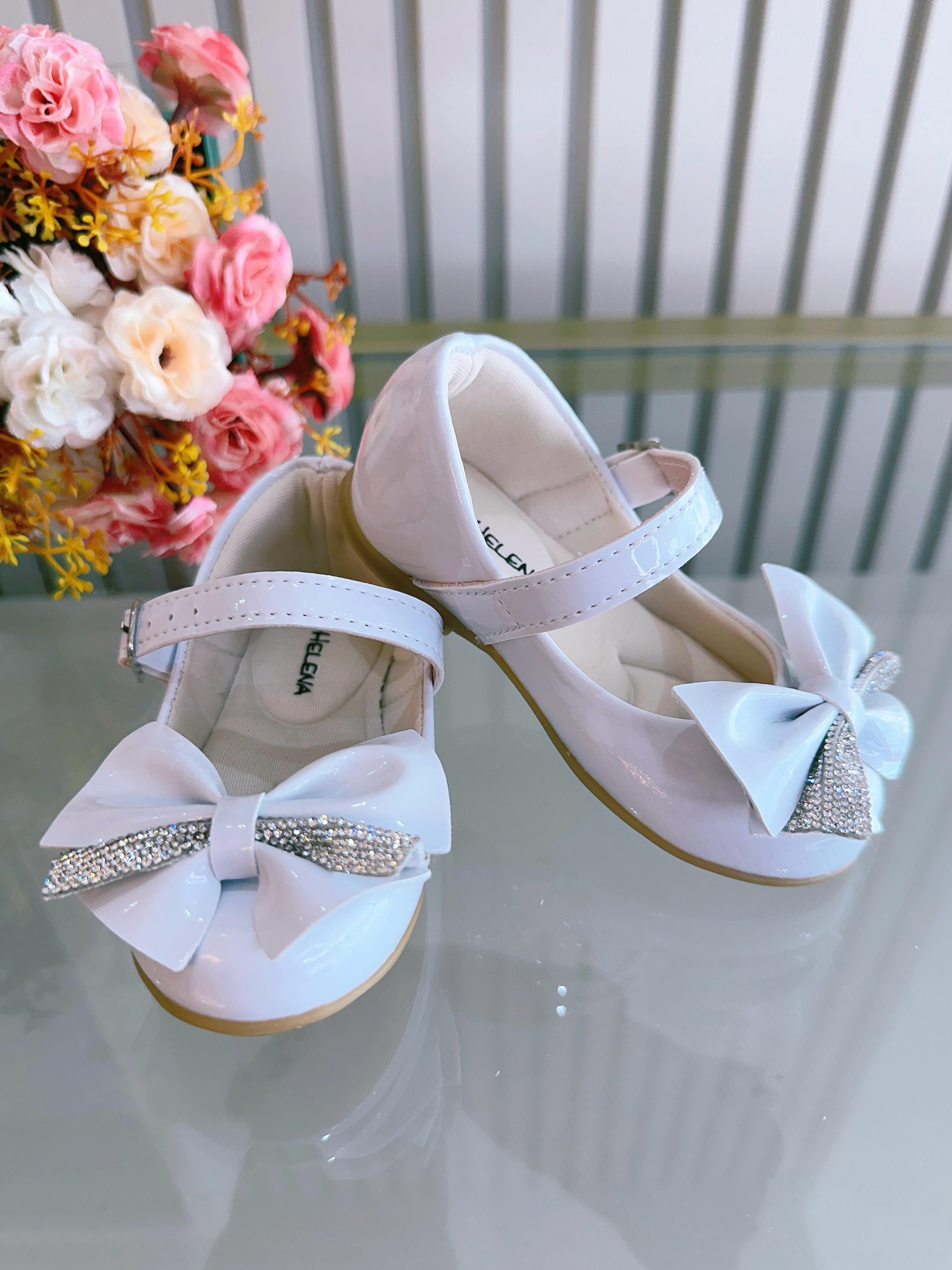 Sapatinho Branco Verniz Aplique de Lacinho Com Strass Luxo
