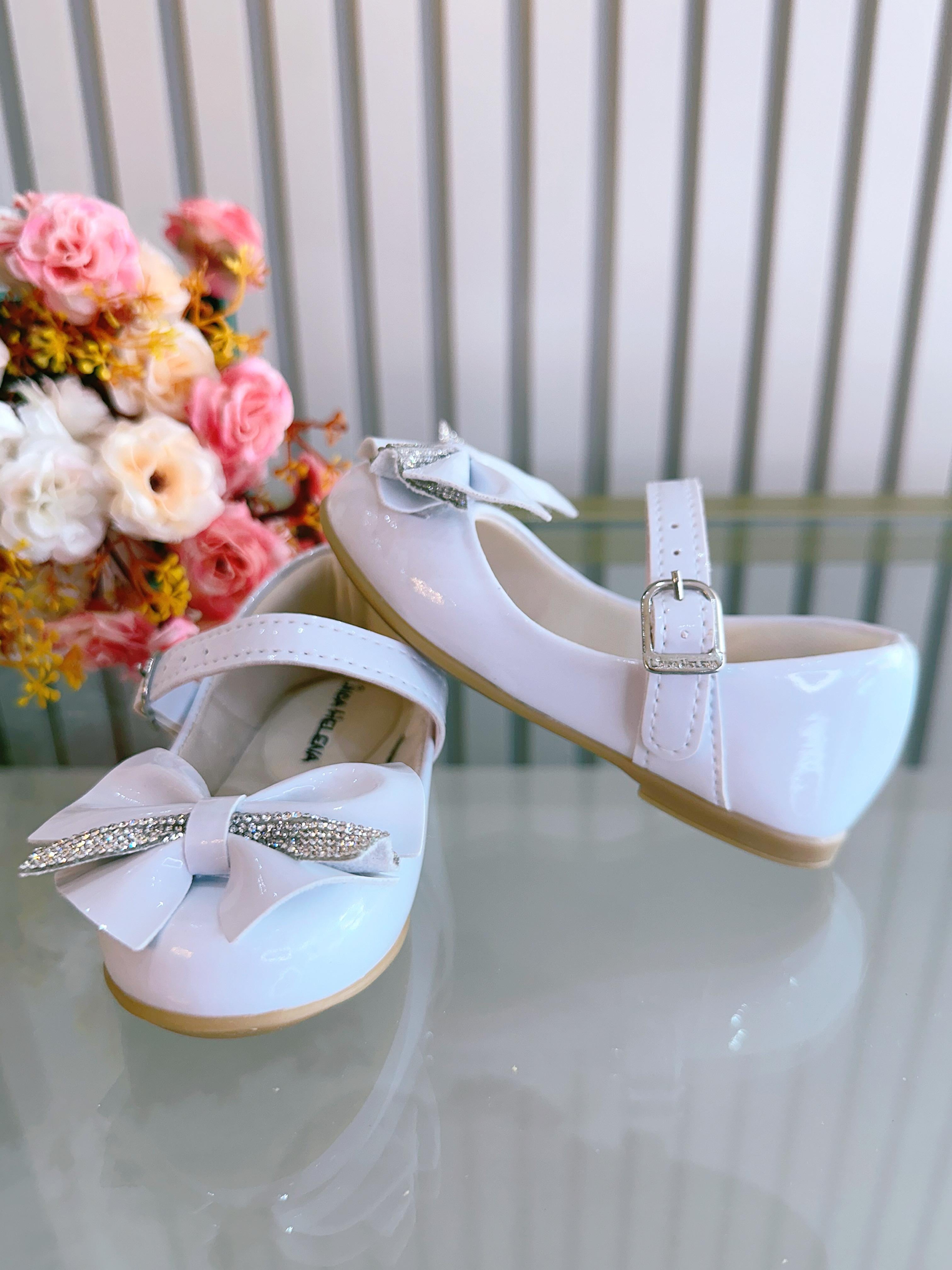 Sapatinho Branco Verniz Aplique de Lacinho Com Strass Luxo