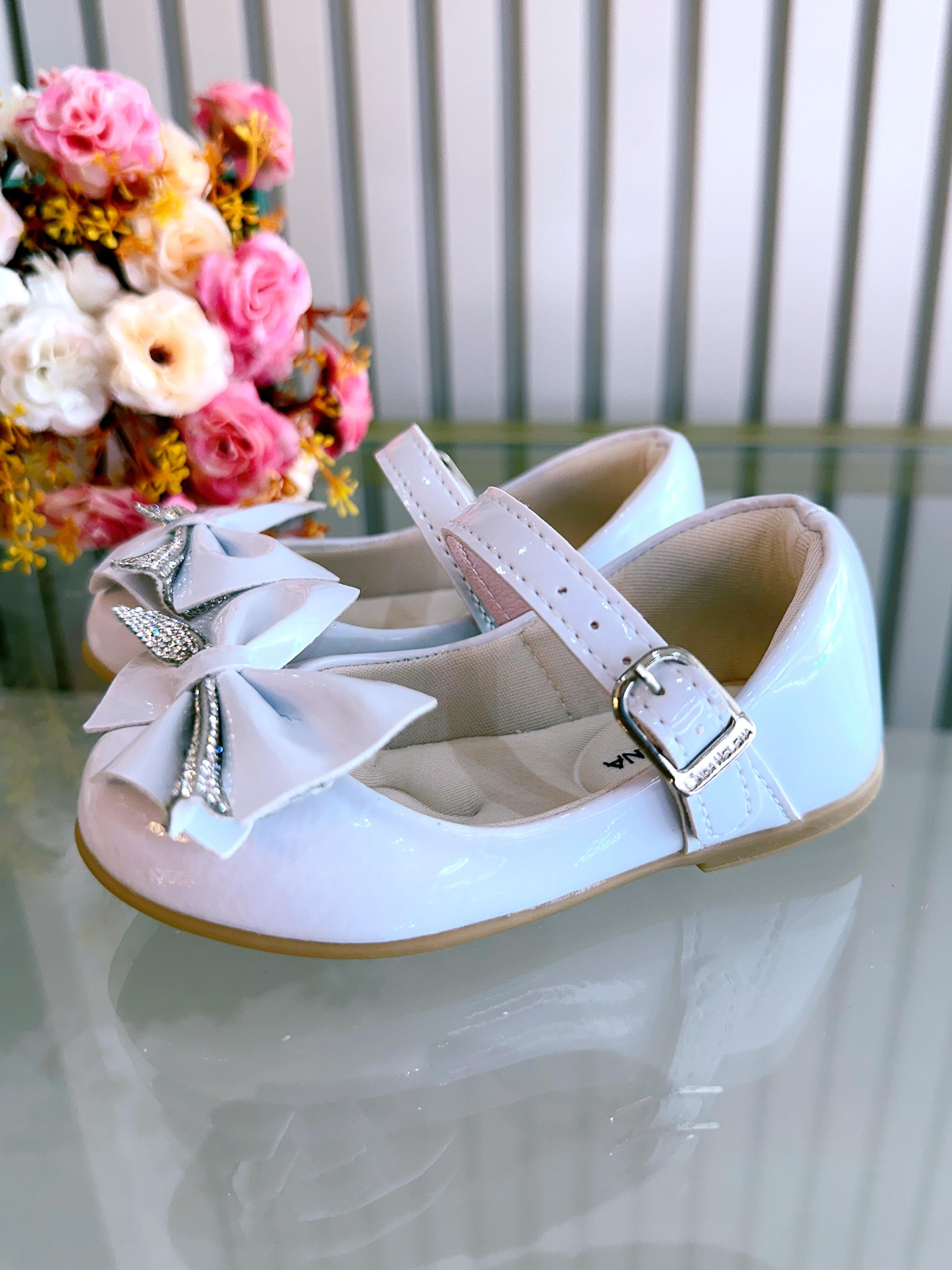 Sapatinho Branco Verniz Aplique de Lacinho Com Strass Luxo