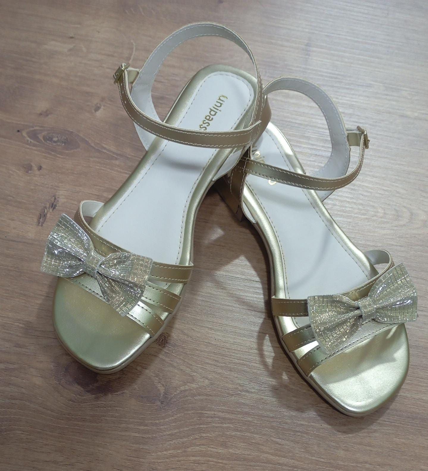 Sandália Infantil de Tiras Dourado Com Laço e Gltter Luxo