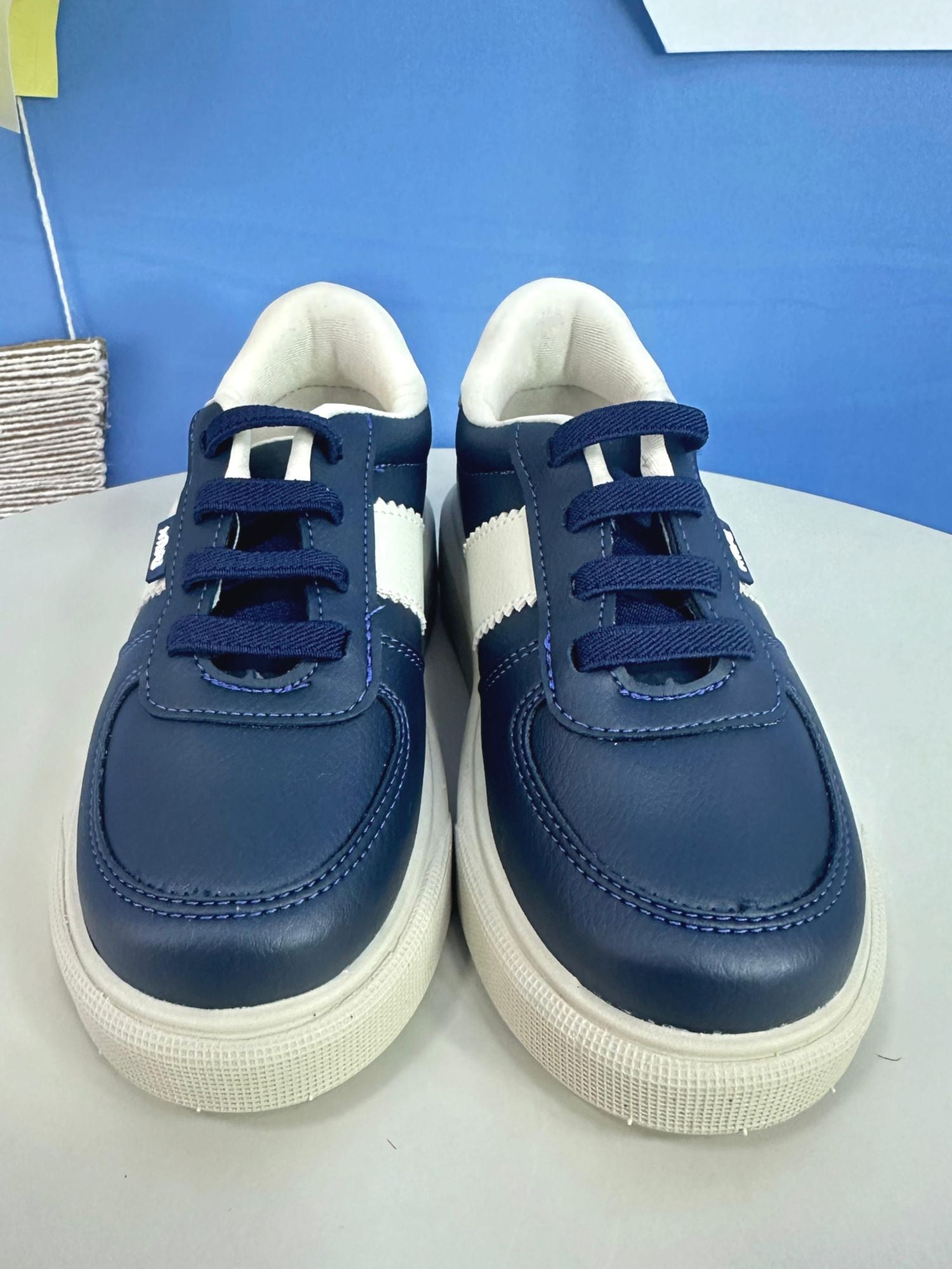 Sapatênis Azul Marinho e Bege Com Cadarço Casual
