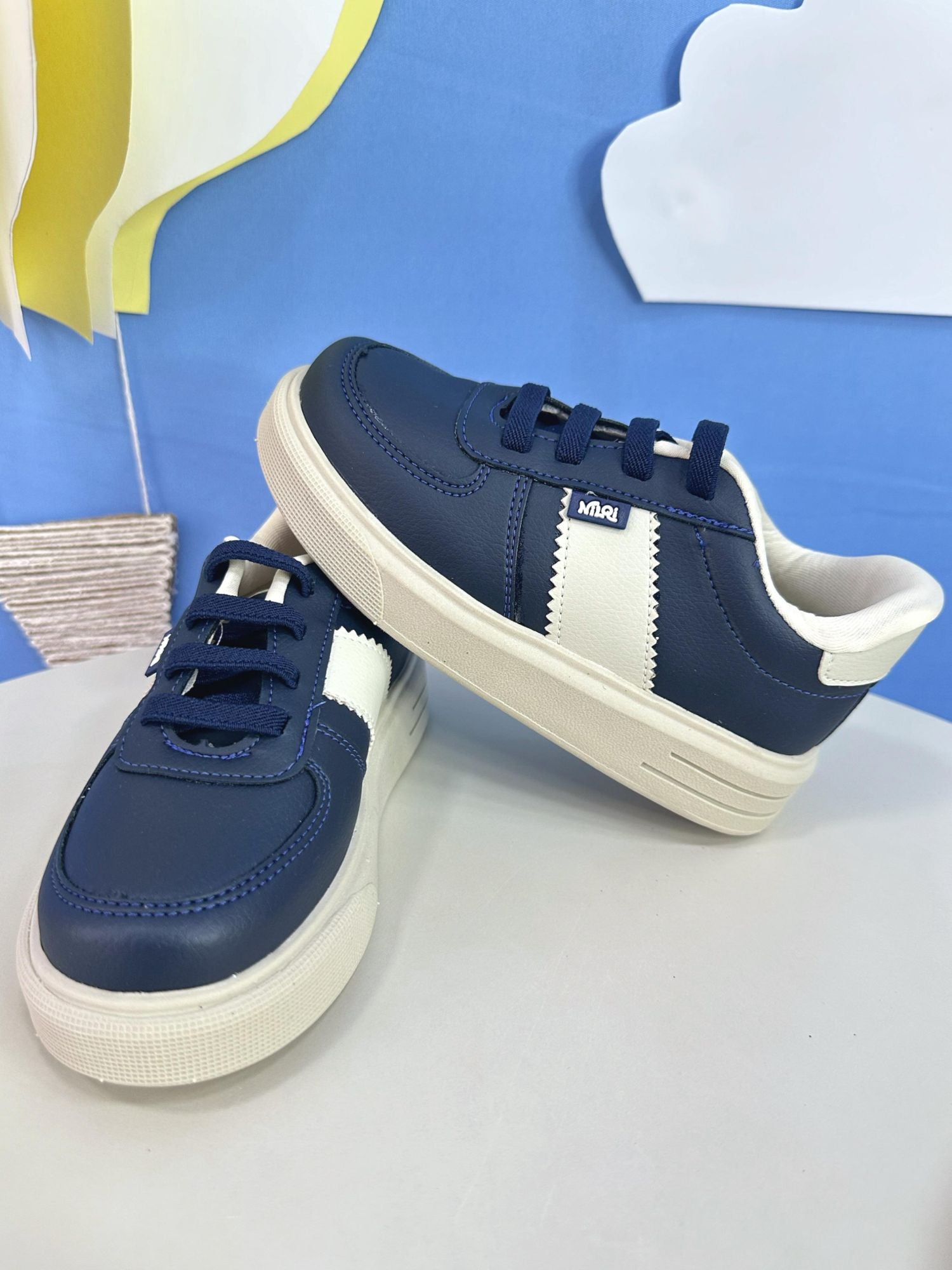Sapatênis Azul Marinho e Bege Com Cadarço Casual