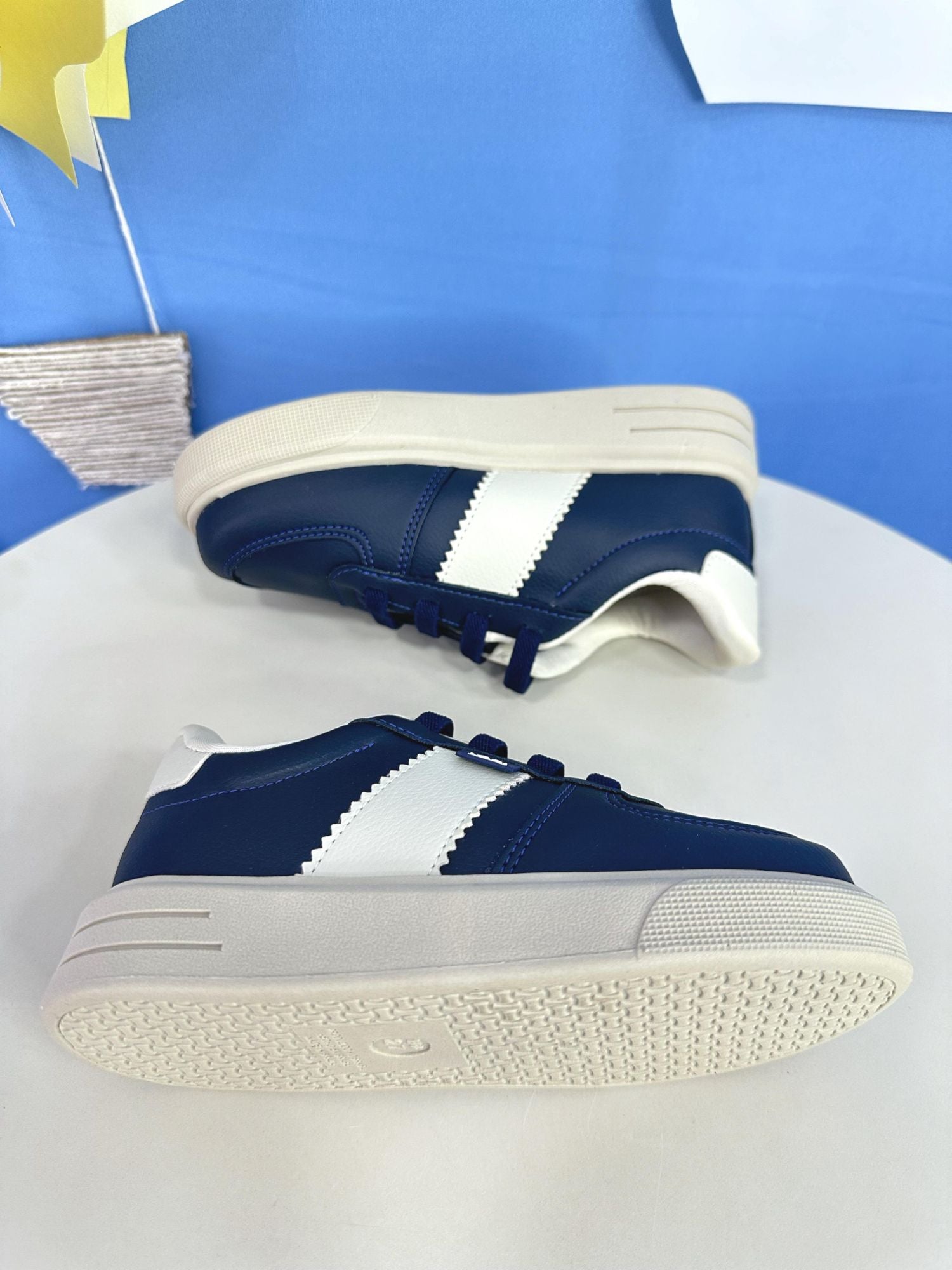 Sapatênis Azul Marinho e Bege Com Cadarço Casual