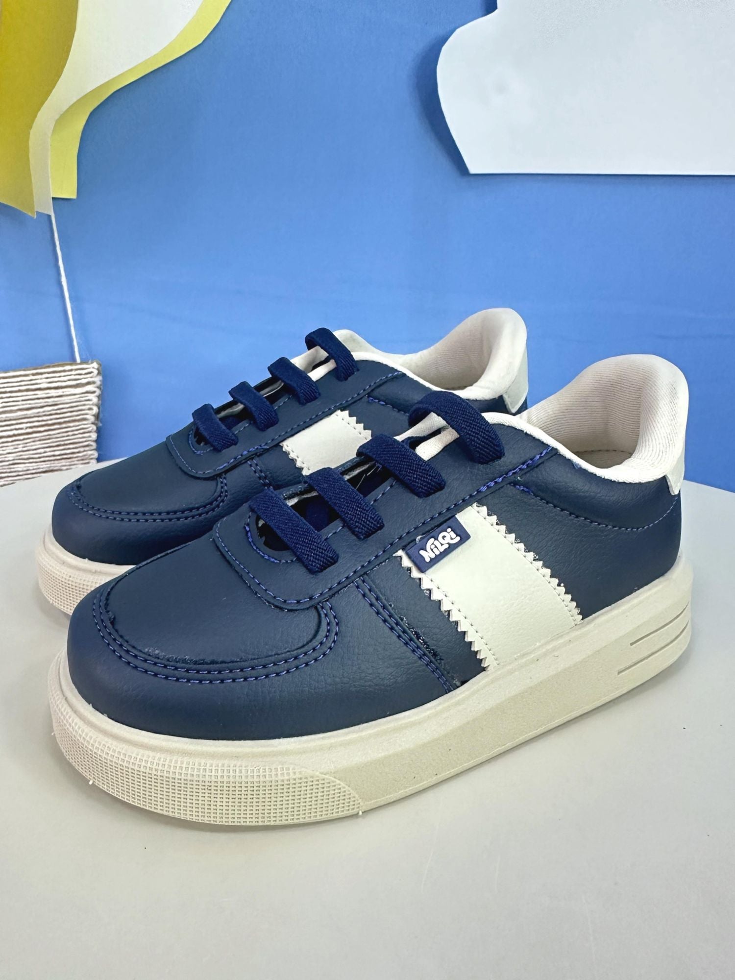 Sapatênis Azul Marinho e Bege Com Cadarço Casual