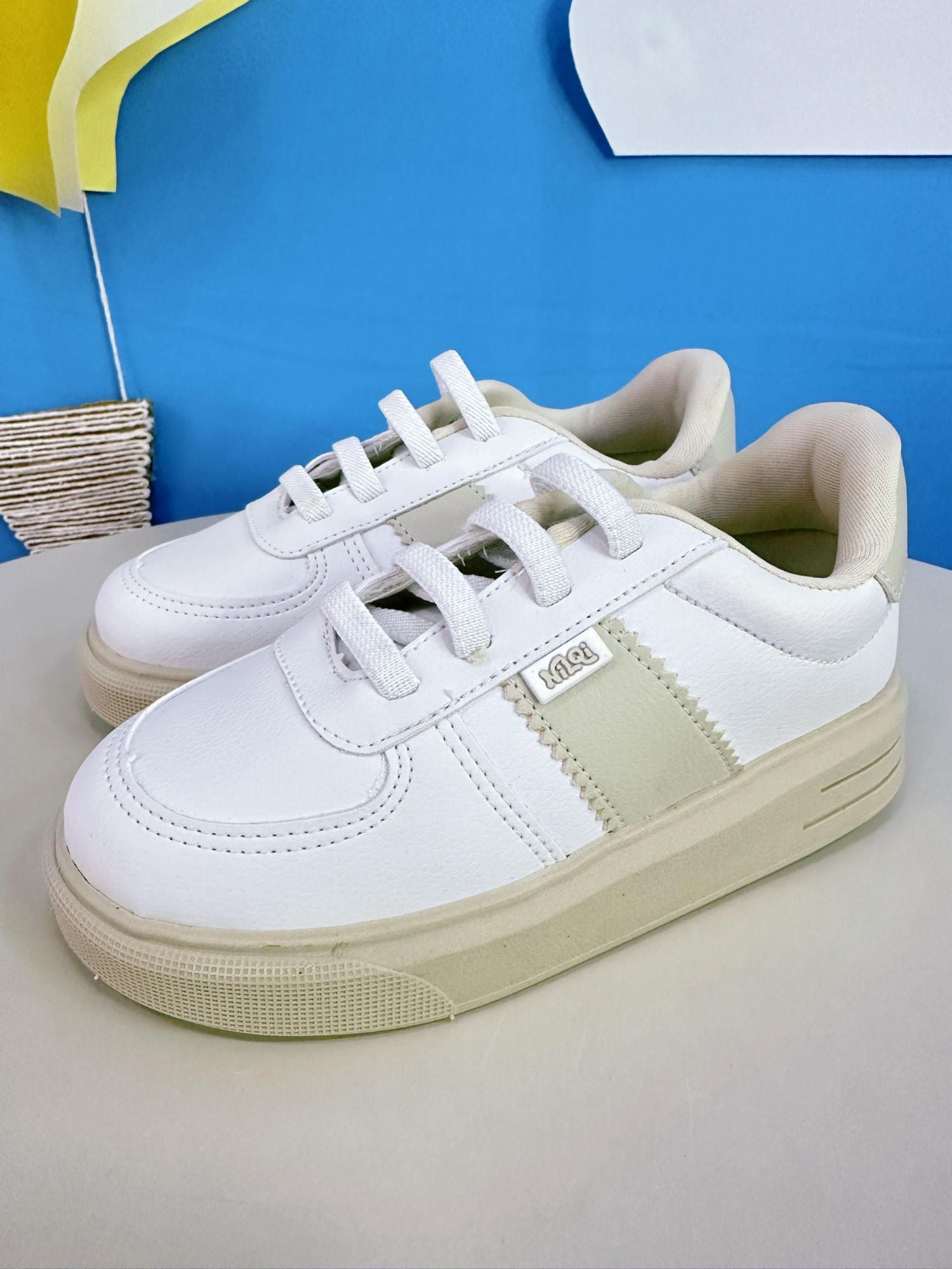 Sapatênis Branco e Bege Com Cadarço Elástico Ajustavel