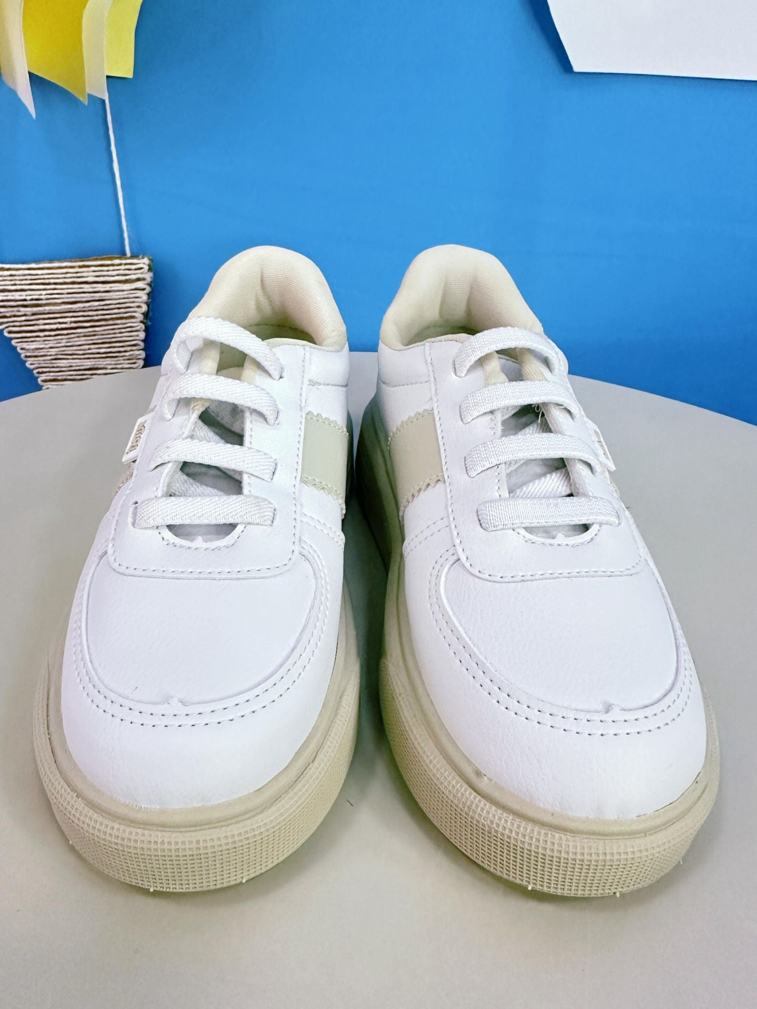 Sapatênis Branco e Bege Com Cadarço Elástico Ajustavel