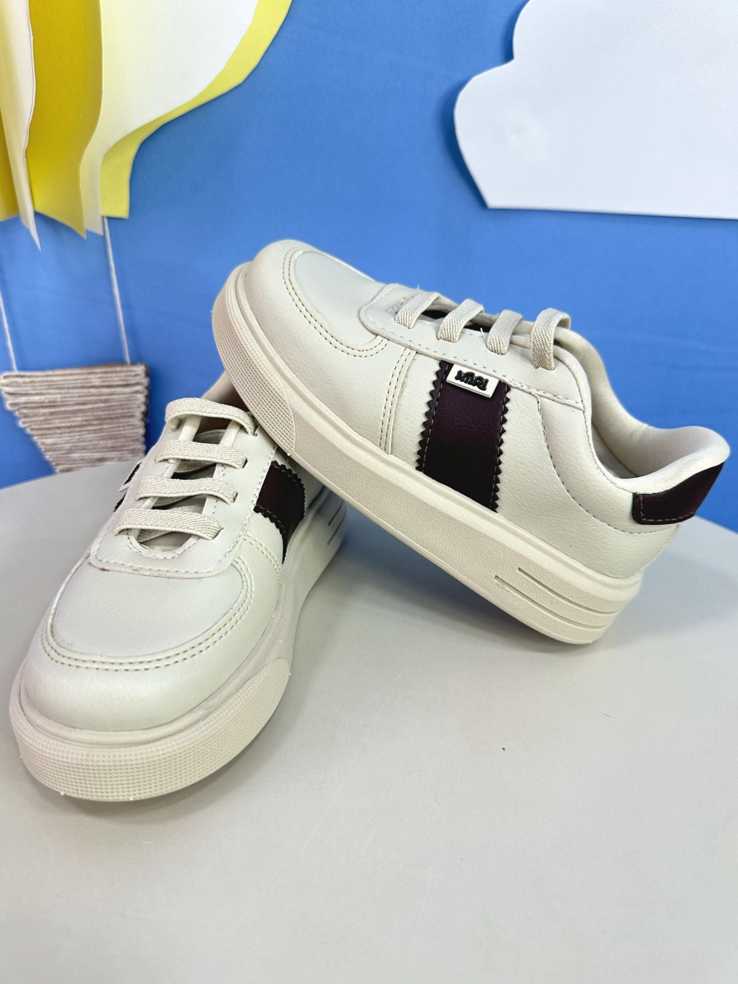Sapatênis Off White e Marrom Com Cadarço Casual