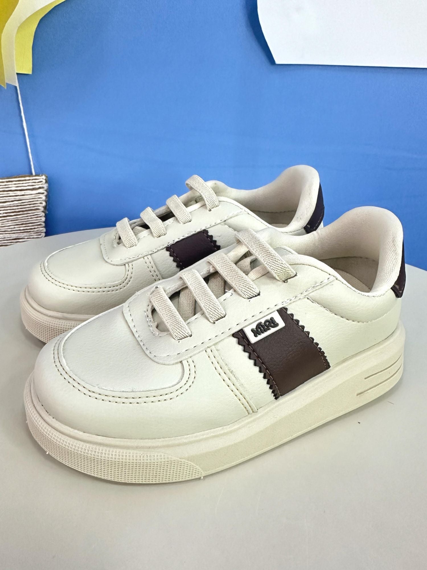 Sapatênis Off White e Marrom Com Cadarço Casual